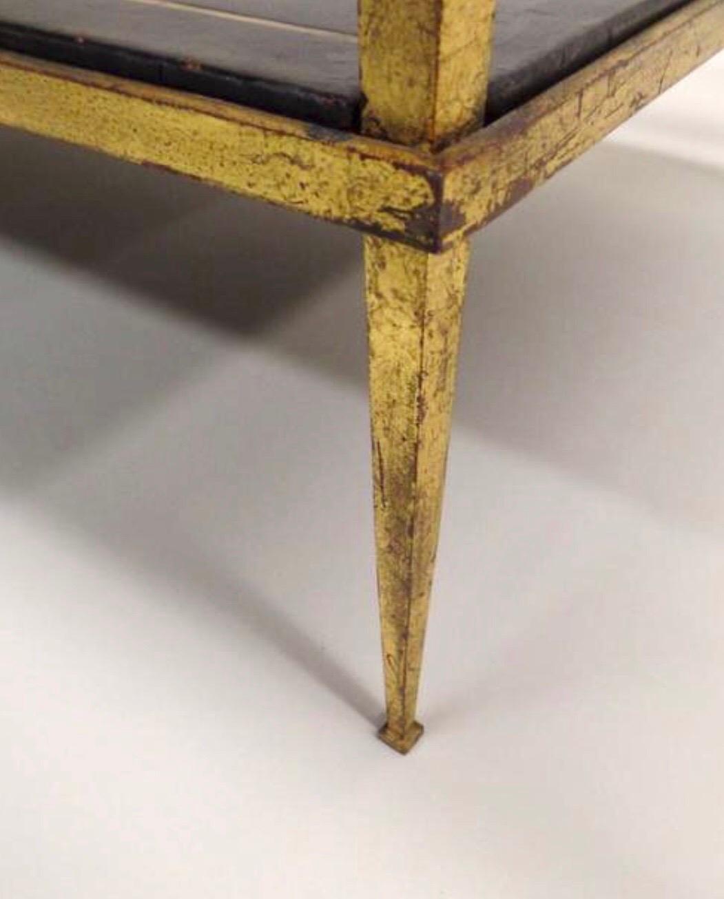 Mesa de Cocktail Neoclásica Moderna Francesa de Hierro Dorado y Cuero de Maison Ramsay en venta 3