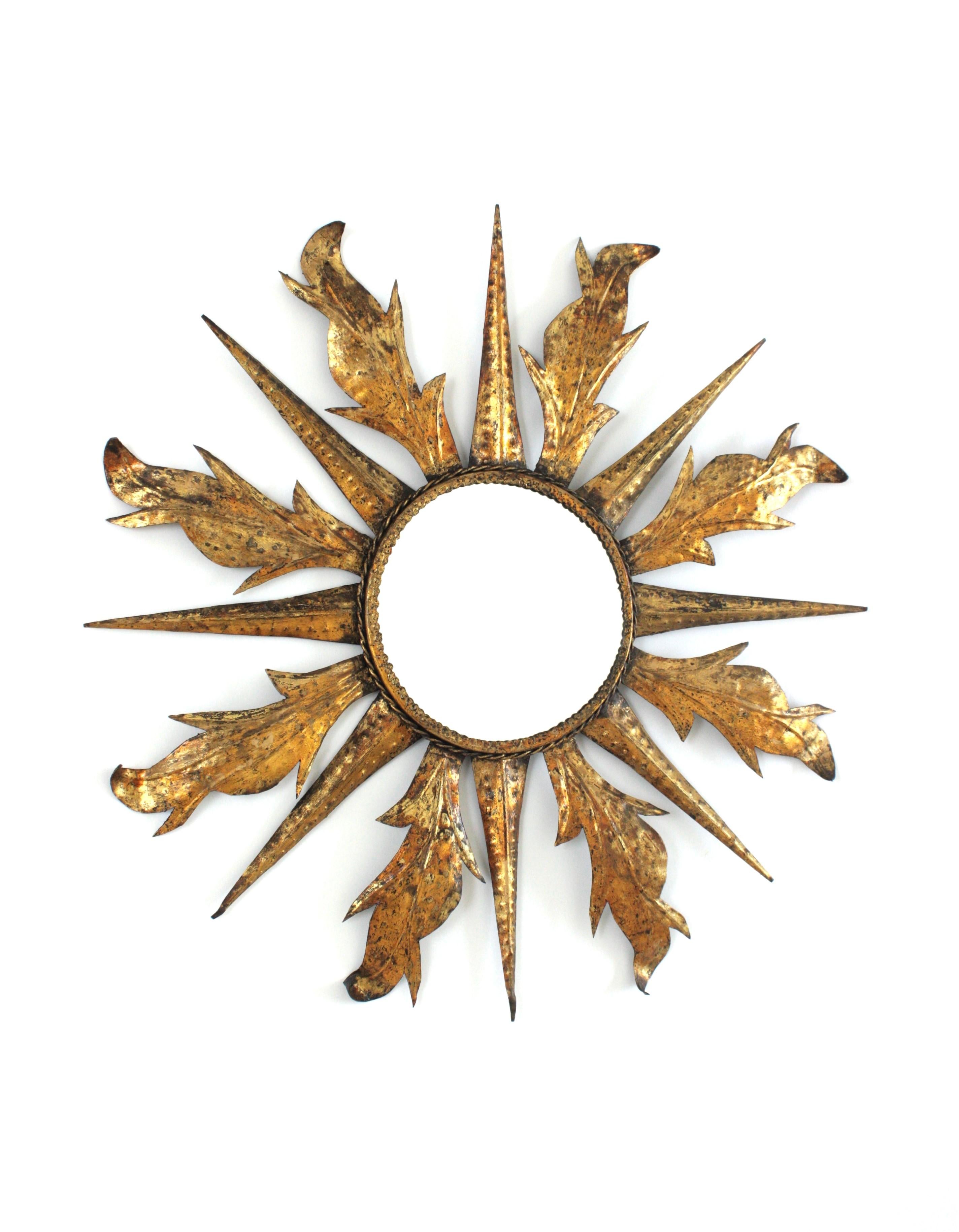 Specchio da parete Sunburst unico nel suo genere, ferro, foglia d'oro
__________________________________________________________
Specchio a raggiera in ferro dorato finemente martellato a mano, realizzato nello stile di Gilbert Poillerat. Francia,