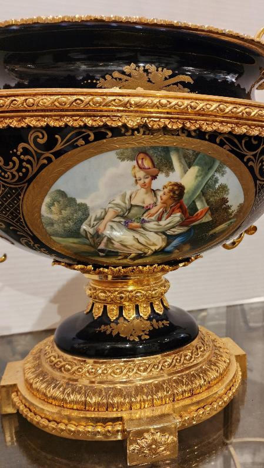 Questo articolo presenta un centrotavola con manico in stile Limoges, blu cobalto, bronzo dorato e ornamenti dipinti a mano. Non ci sono segni visibili che indichino che si tratta di un pezzo originale di Limoges, ma l'artigianalità di questa