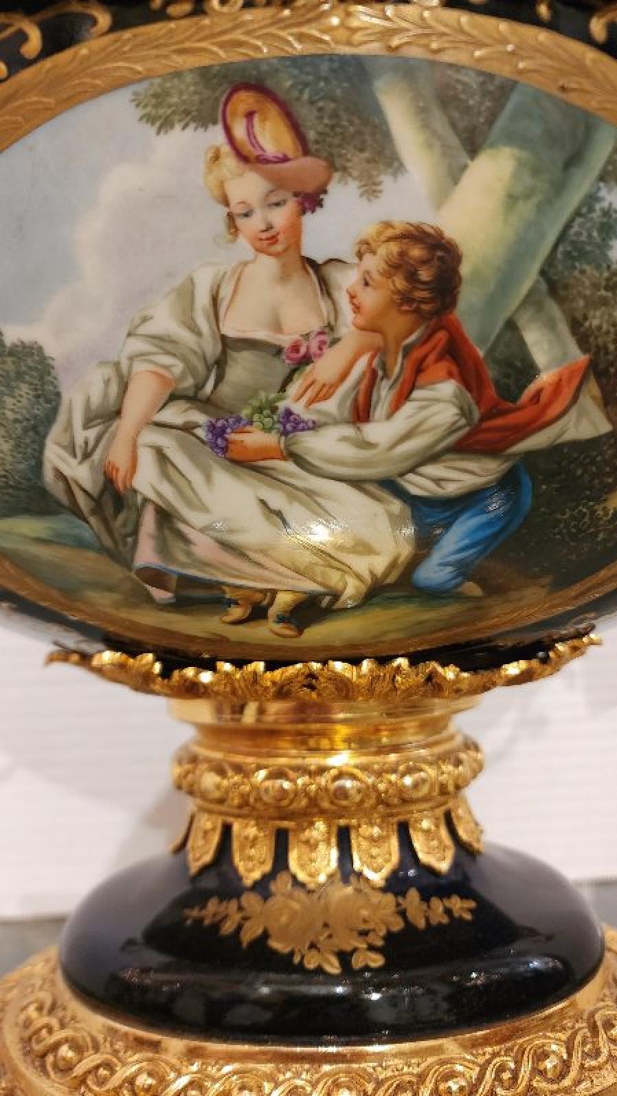 XX secolo Centrotavola francese in porcellana dorata in stile Limoges con manico in vendita
