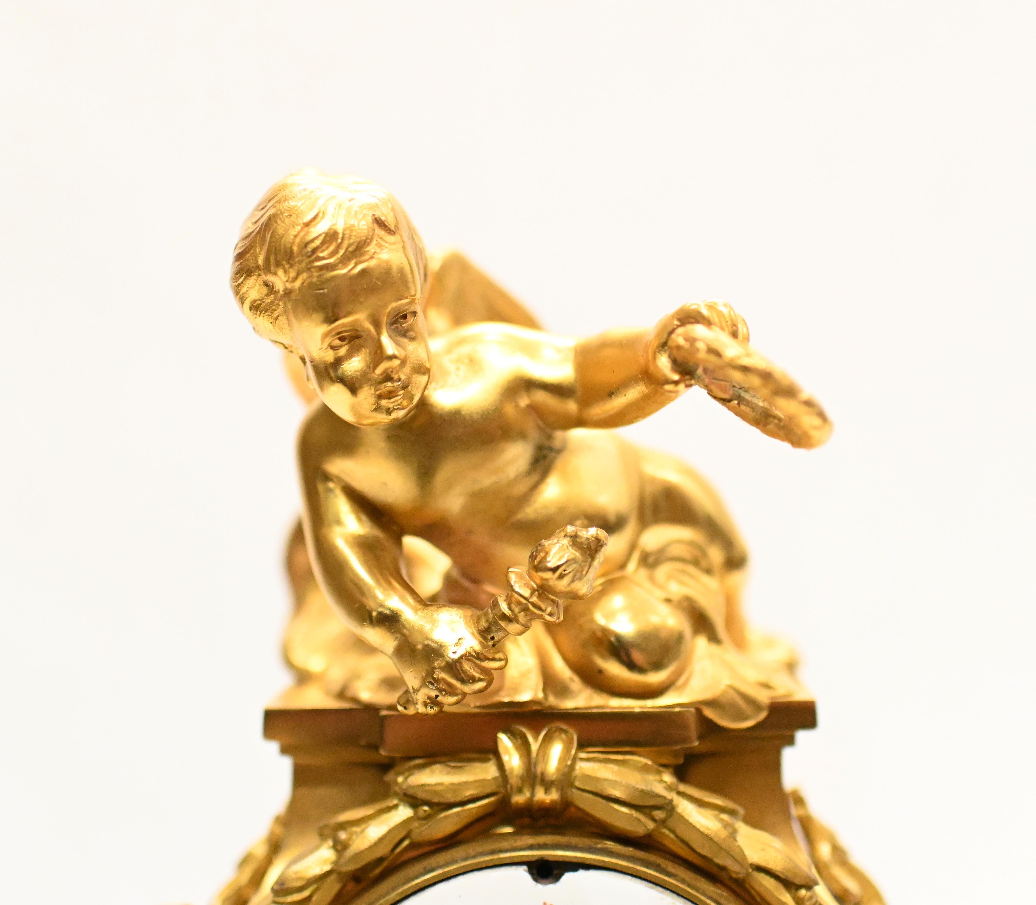 Vergoldete französische Kaminuhr von Linke Französisch 1890 Cherub (Spätes 19. Jahrhundert) im Angebot