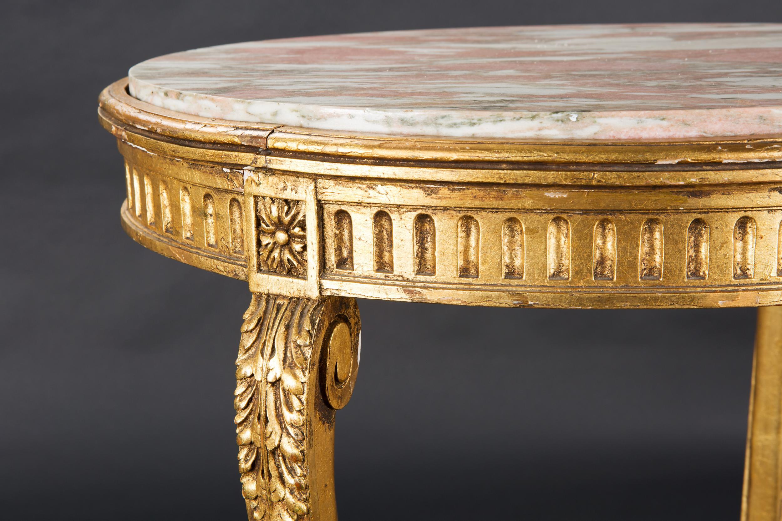 Français Table d'appoint en marbre doré français en vente
