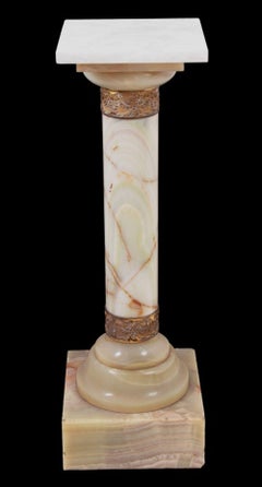 Französischer Sockel aus vergoldetem Metall und Alabaster