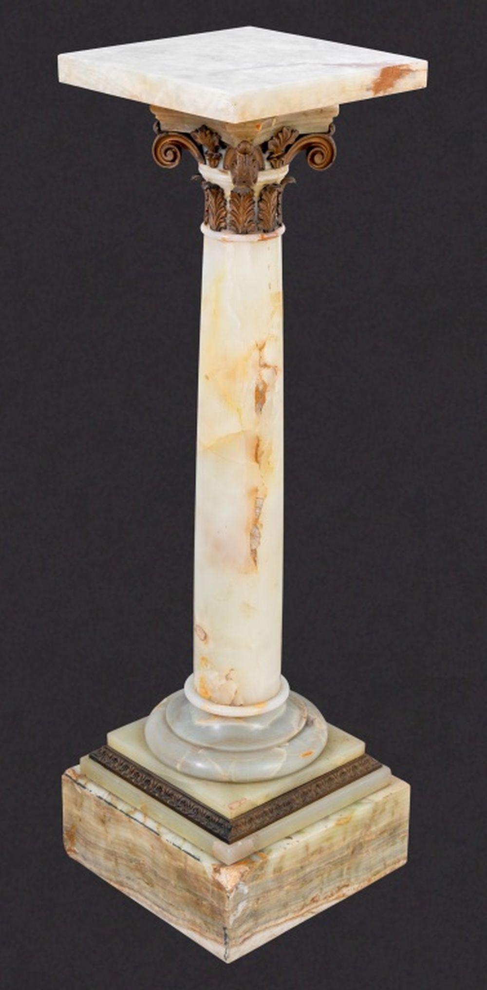 Französischer, vergoldeter, metallmontierter Alabastersockel, spätes 19. Jahrhundert, mit quadratischem, drehbarem Aufsatz auf einer sich verjüngenden Säule mit Blattkapitell und gestufter  quadratischer Sockel. 41,75