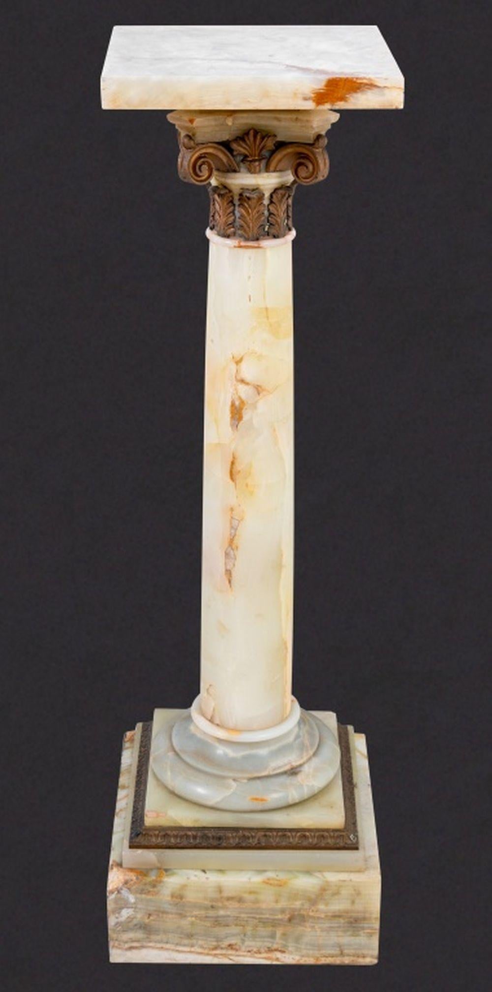 Französischer Sockel aus vergoldetem Metall und Alabaster (Neoklassisch) im Angebot