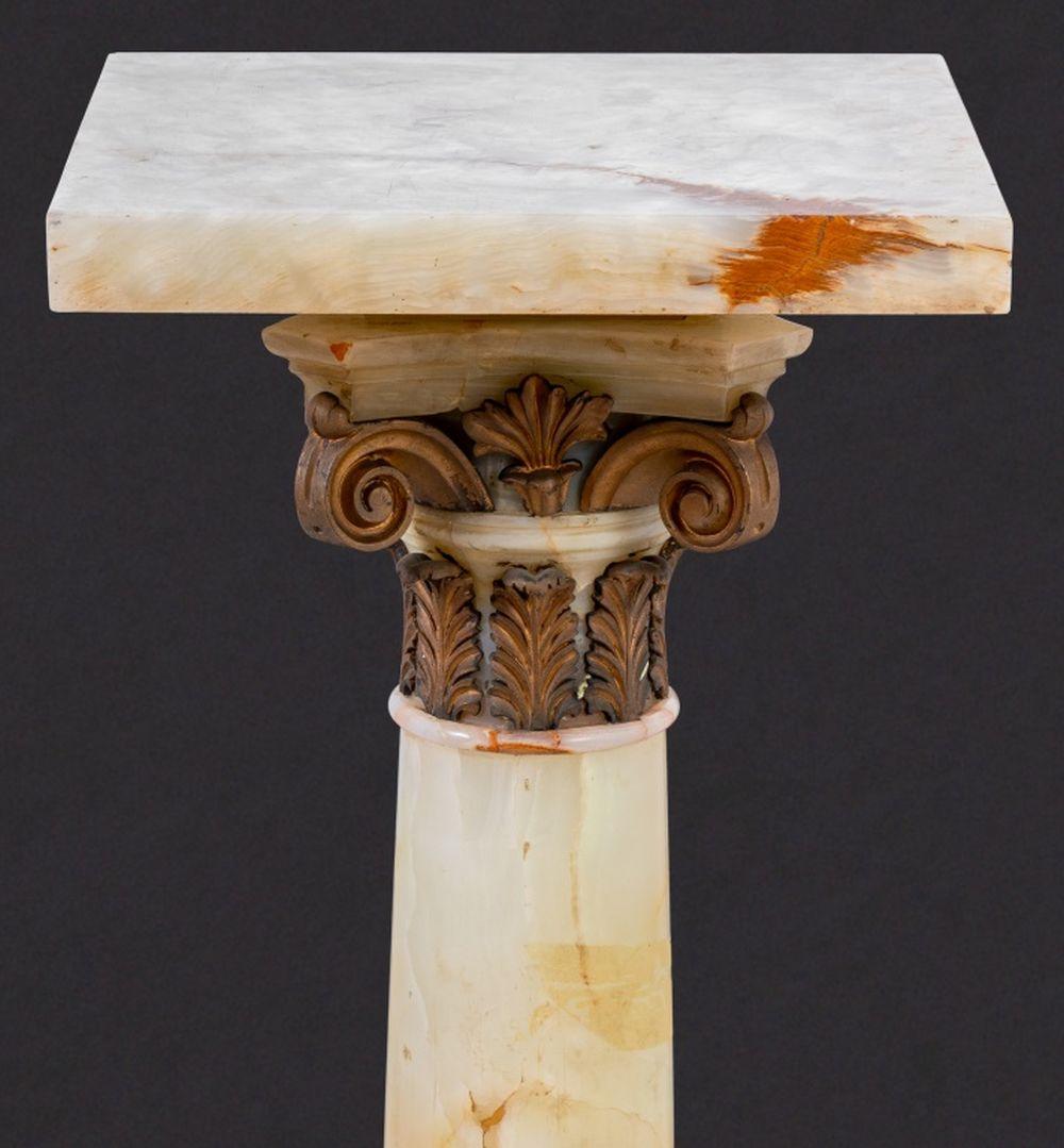 Französischer Sockel aus vergoldetem Metall und Alabaster (Vergoldet) im Angebot