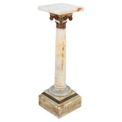 Französischer Sockel aus vergoldetem Metall und Alabaster
