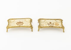 Petits plats décoratifs français en métal doré et porcelaine, signés « Jean », sur pied