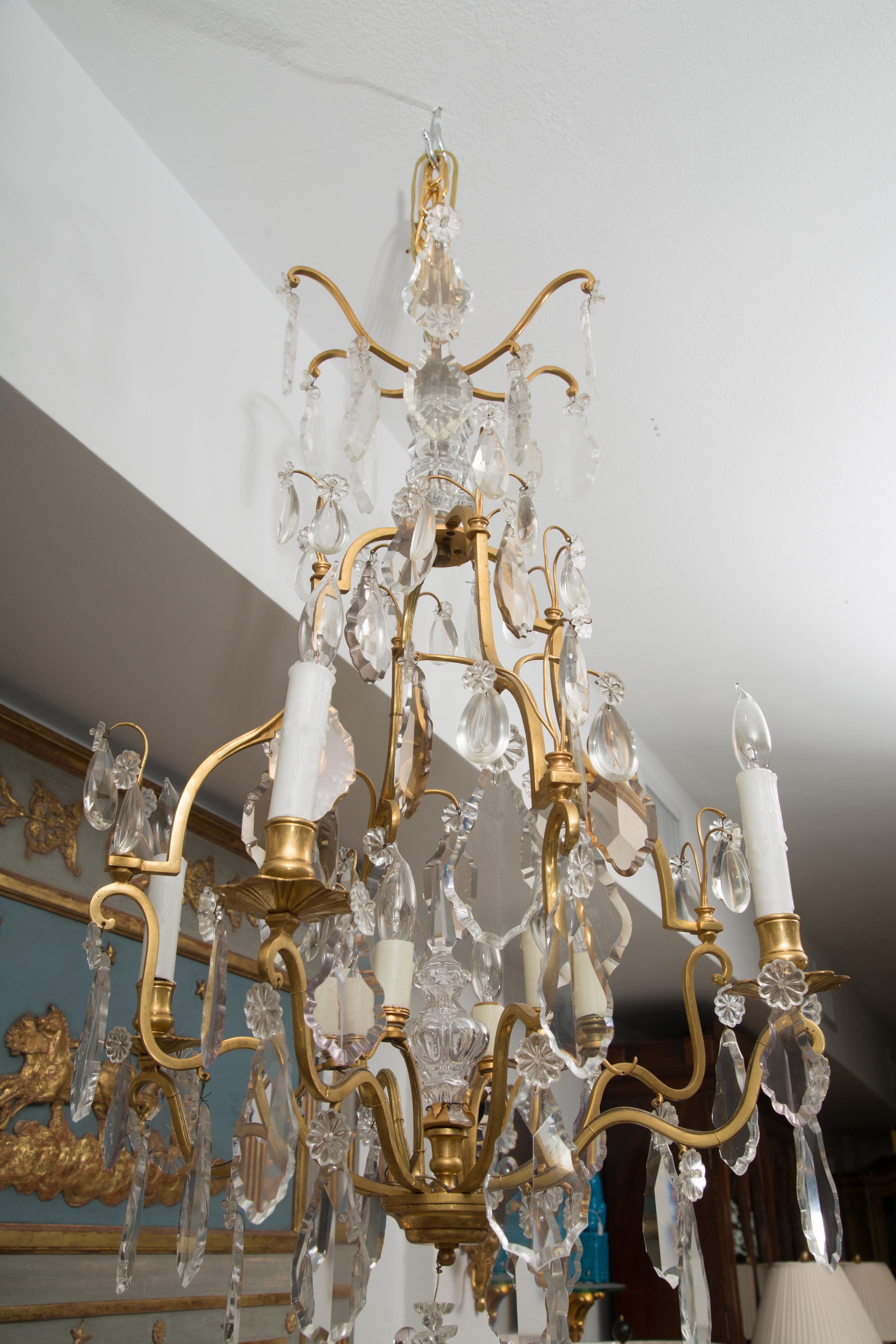 French Gilt Metal Chandelier with Crystal Drops (Französisch)
