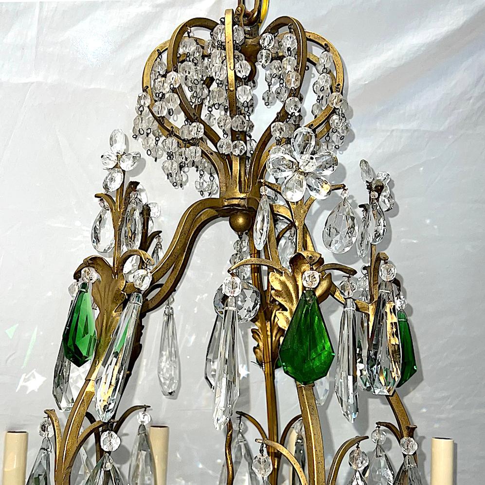 Doré Lustre français en métal doré avec pendentifs en cristal en vente