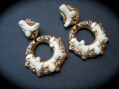 Gegliederte Statement-Ohrringe aus vergoldetem Metall und Kristallharz mit Clip um 1980