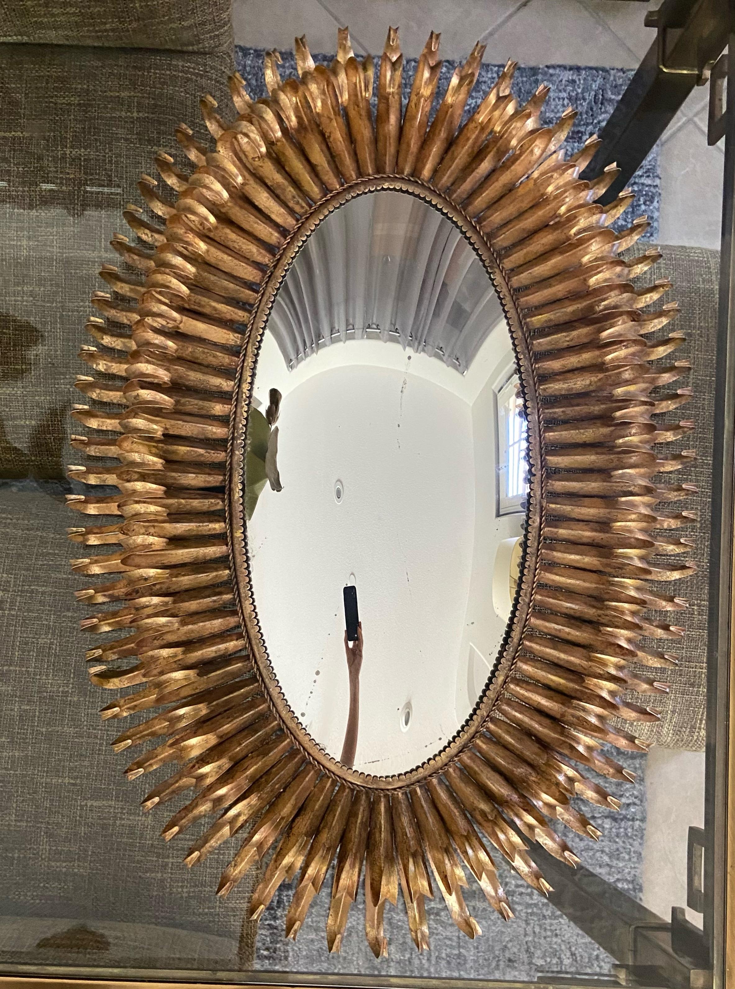 Français Miroir mural convexe Sunburst à œillets en métal doré français