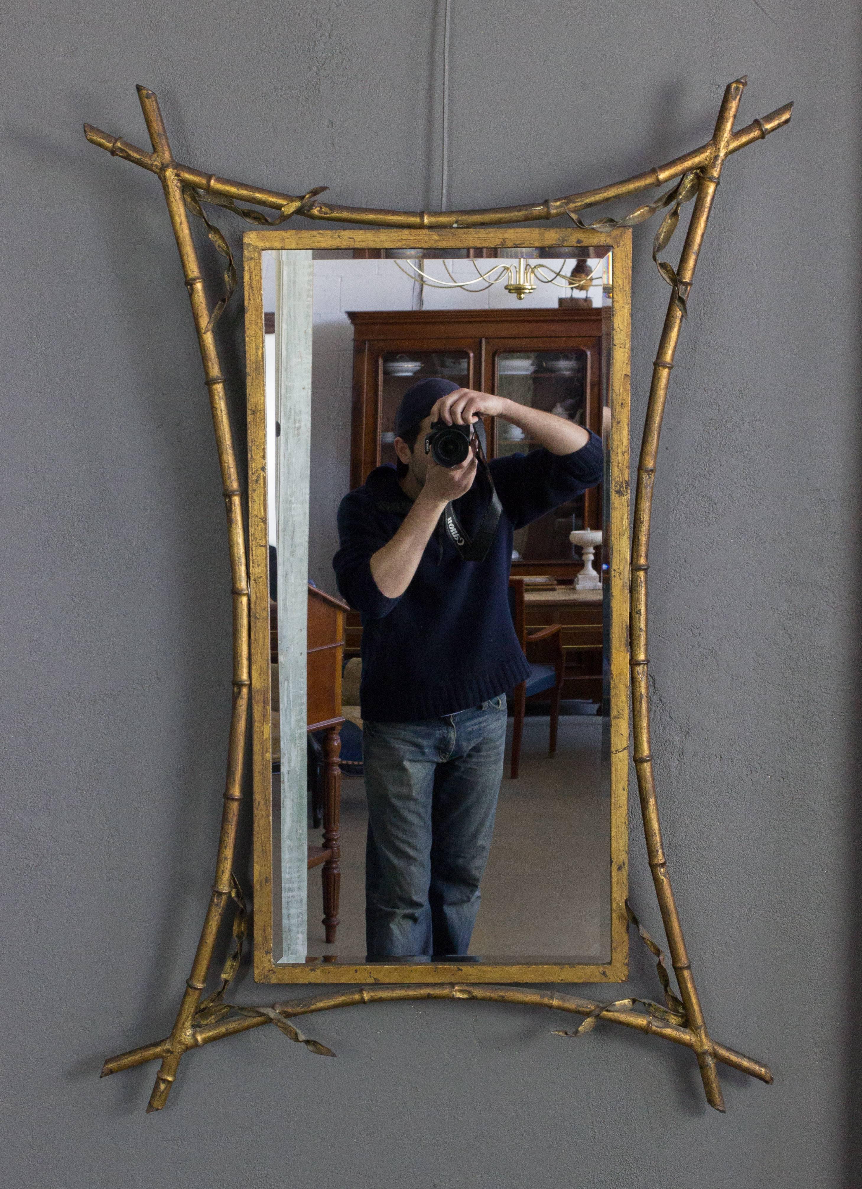 Französischer Spiegel aus vergoldetem Metall mit Bambusimitat. Vintage-Rahmen mit neuem Spiegel. Sehr guter Zustand.

Kennziffer: DM0400-11

Abmessungen: 44 