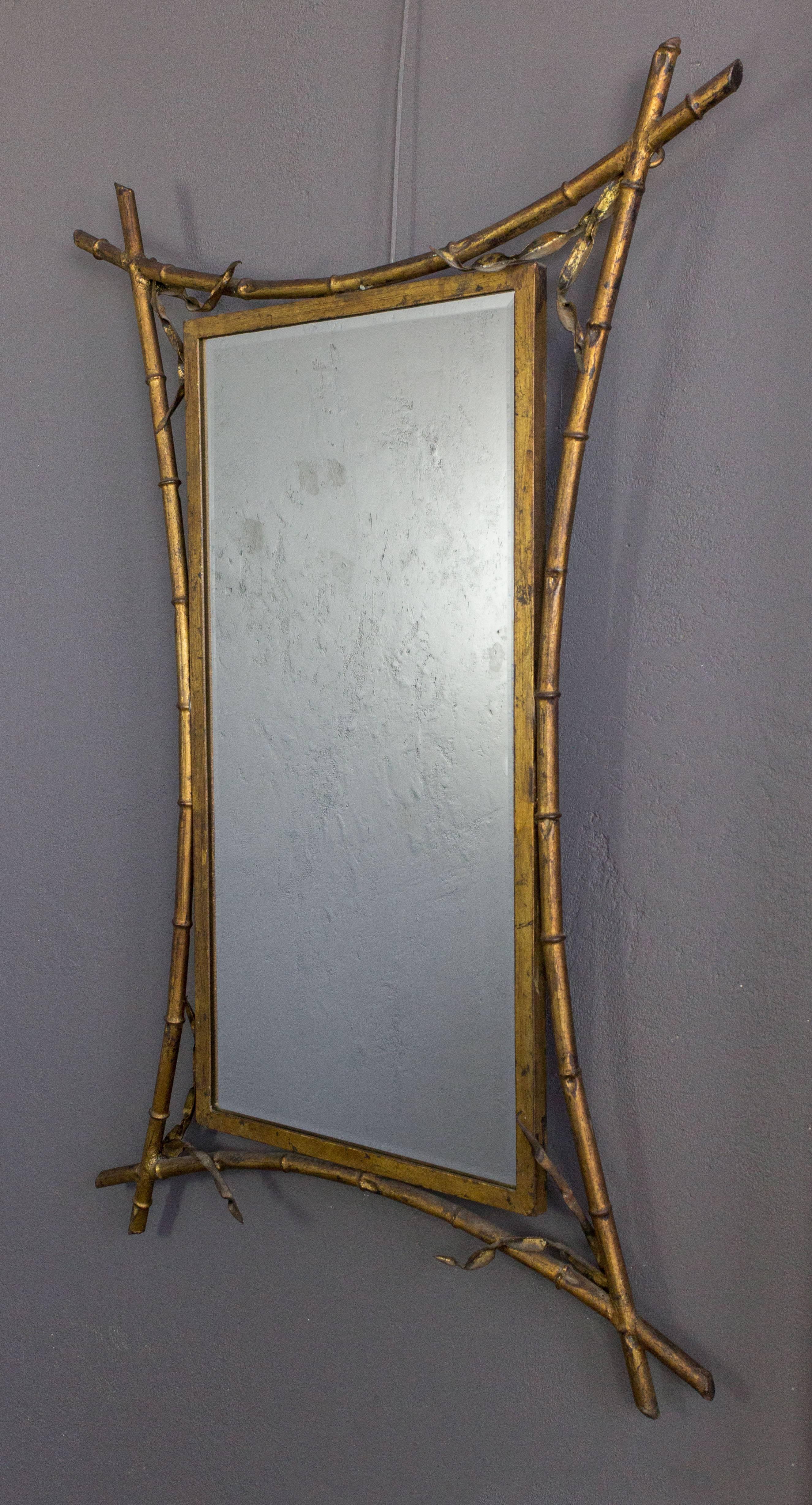 Spiegel aus vergoldetem Metall und Kunstbambus (Französisch) im Angebot