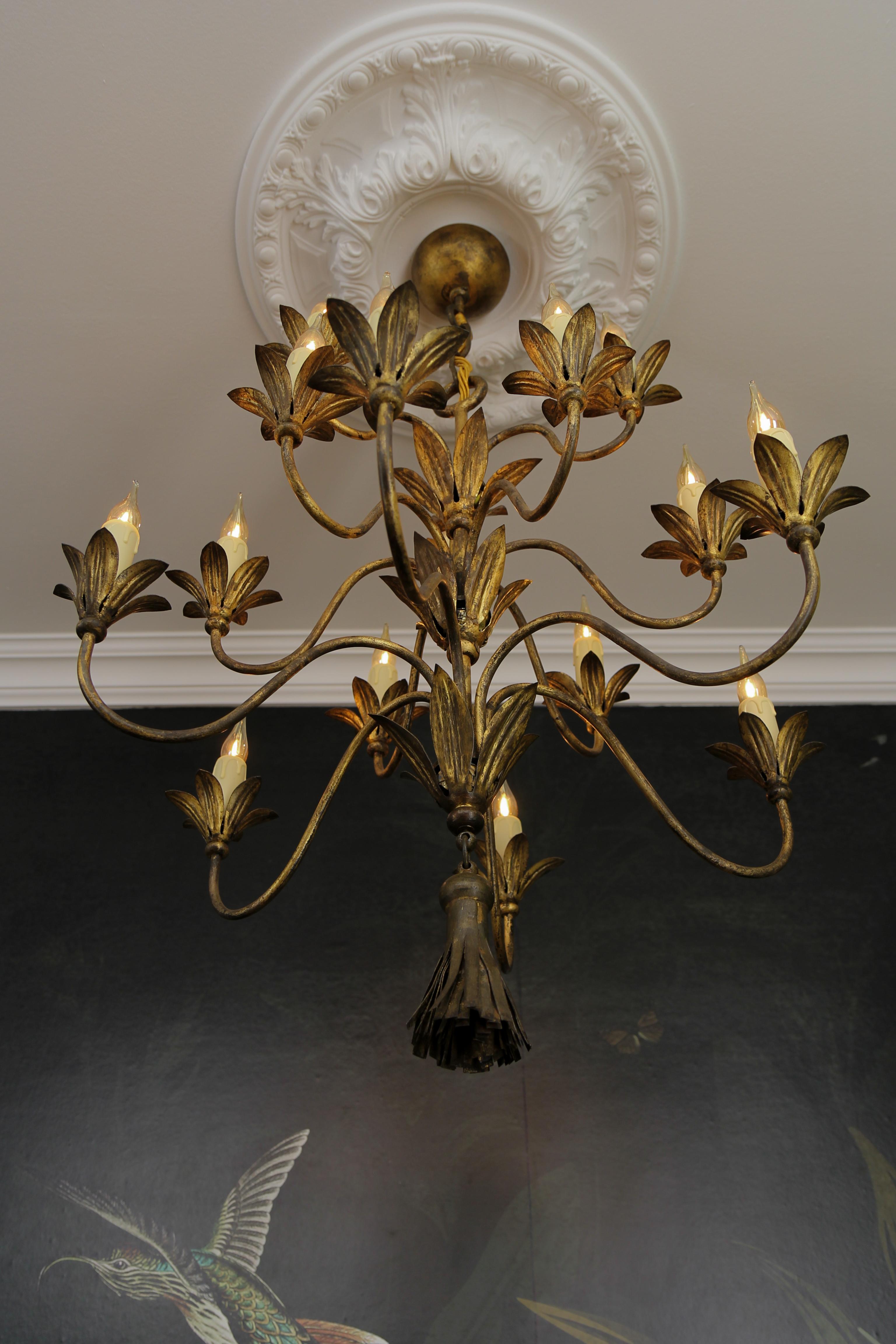 Milieu du XXe siècle Lustre à quinze lumières en métal doré, vers 1950 en vente