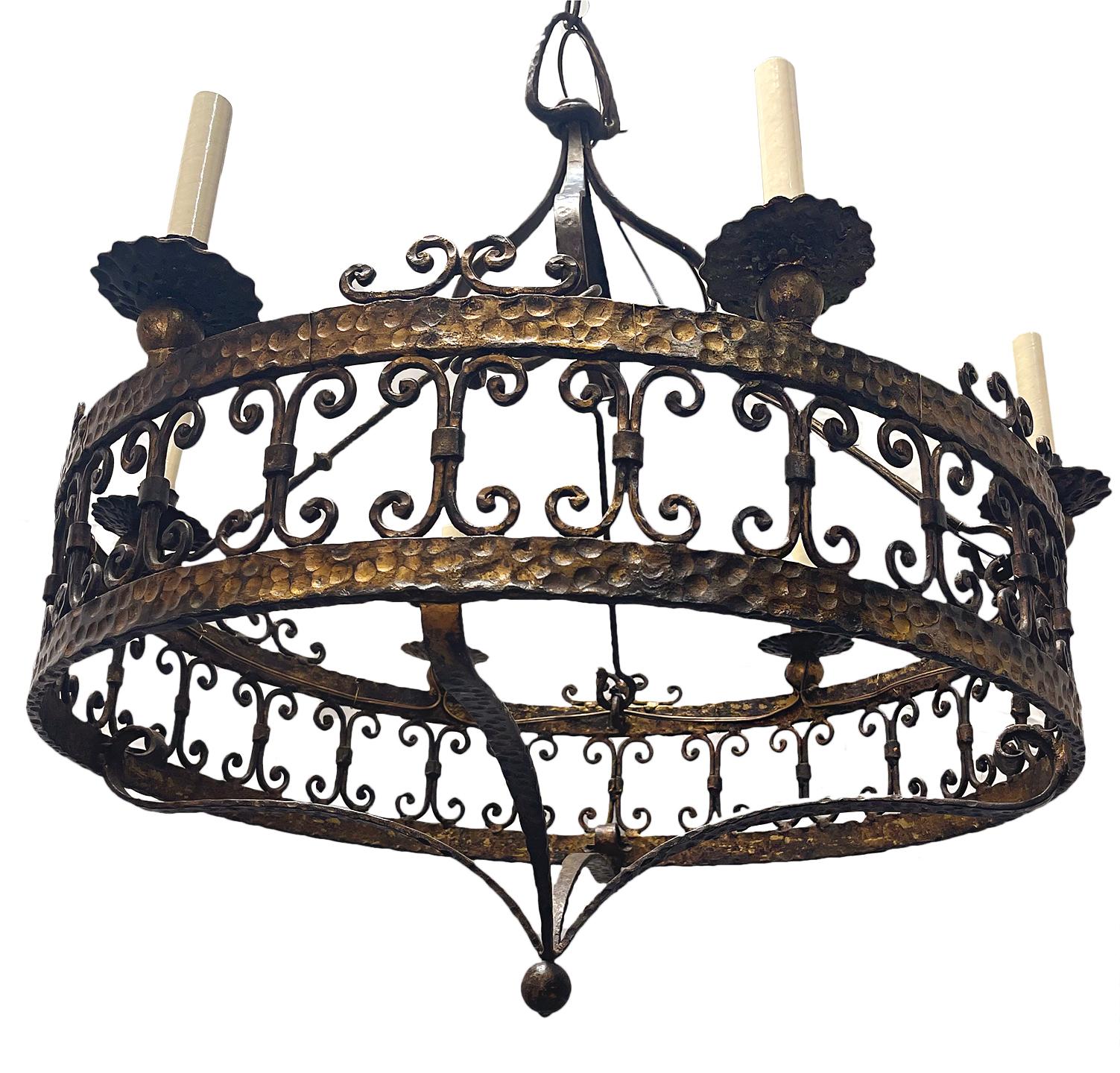Lampadario francese a sei luci in metallo dorato e ferro martellato degli anni '50 circa con patina originale.

Misure:
Altezza: 33