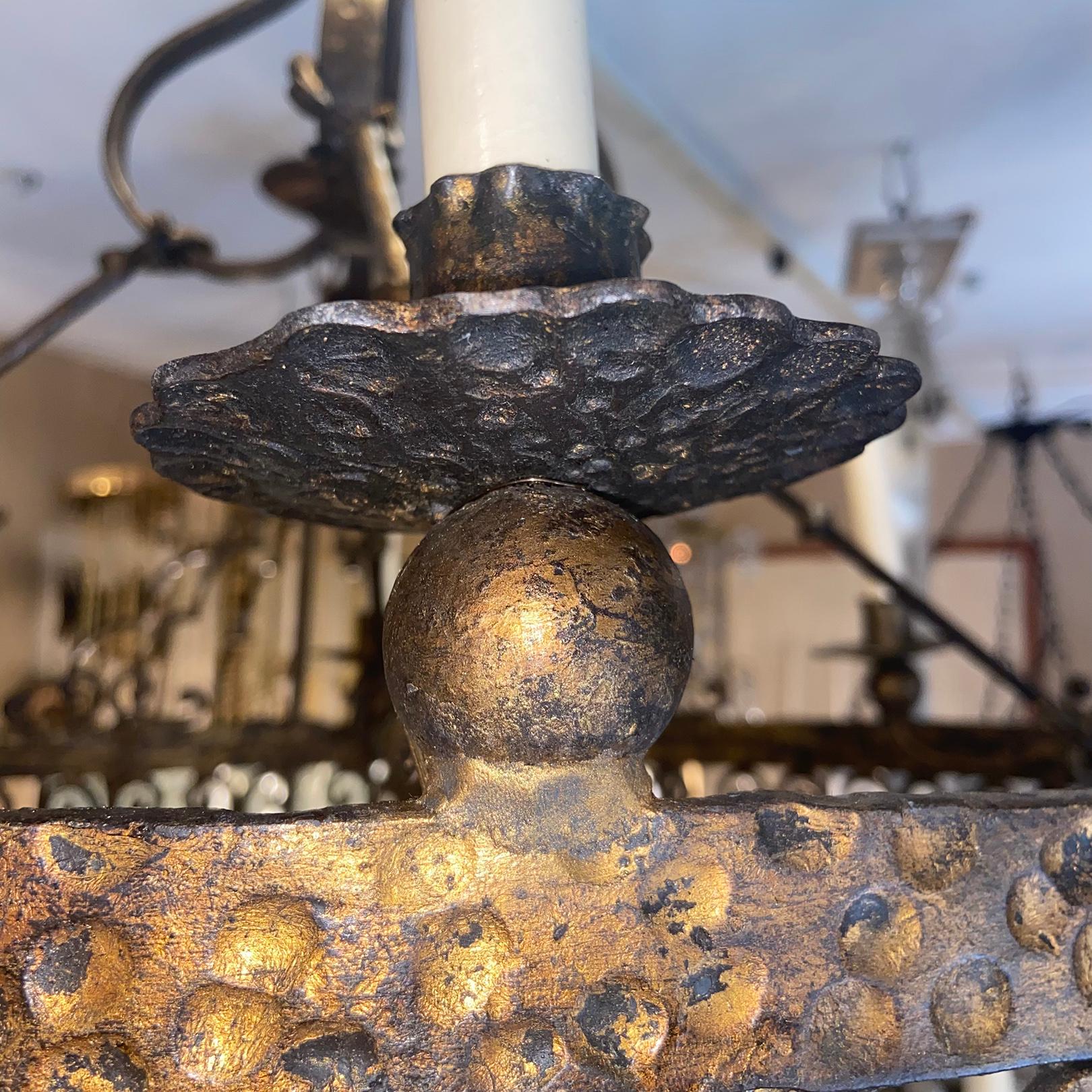 Metà XX secolo Lampadario francese in metallo e ferro dorato in vendita