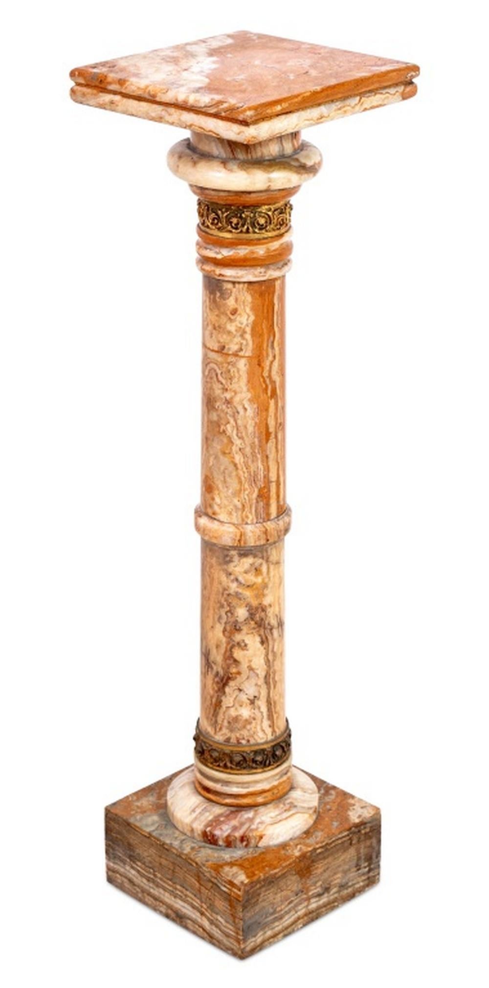 Français Piédestal français en métal doré et albâtre monté en vente