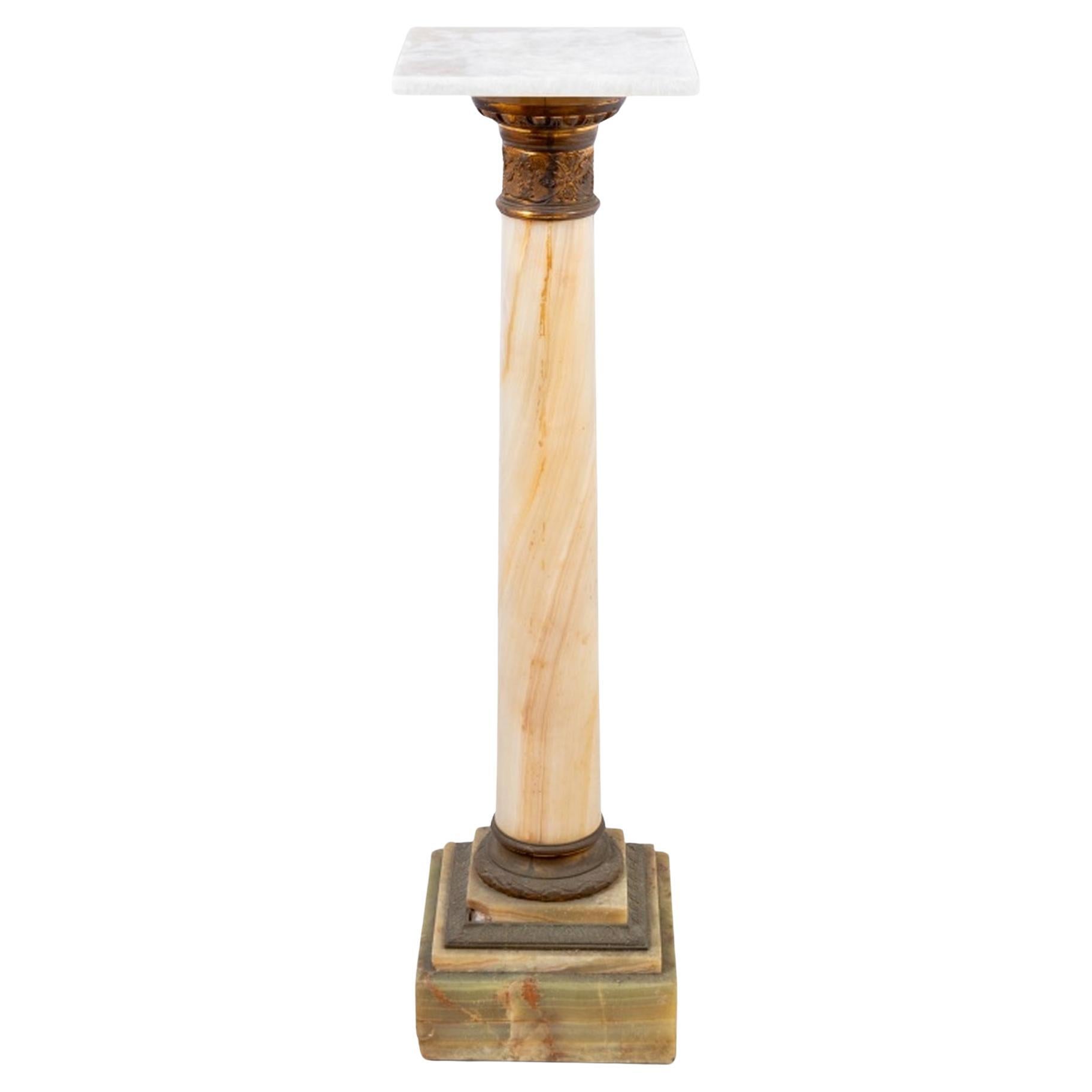 Pedestal de Alabastro Montado en Metal Dorado Francés