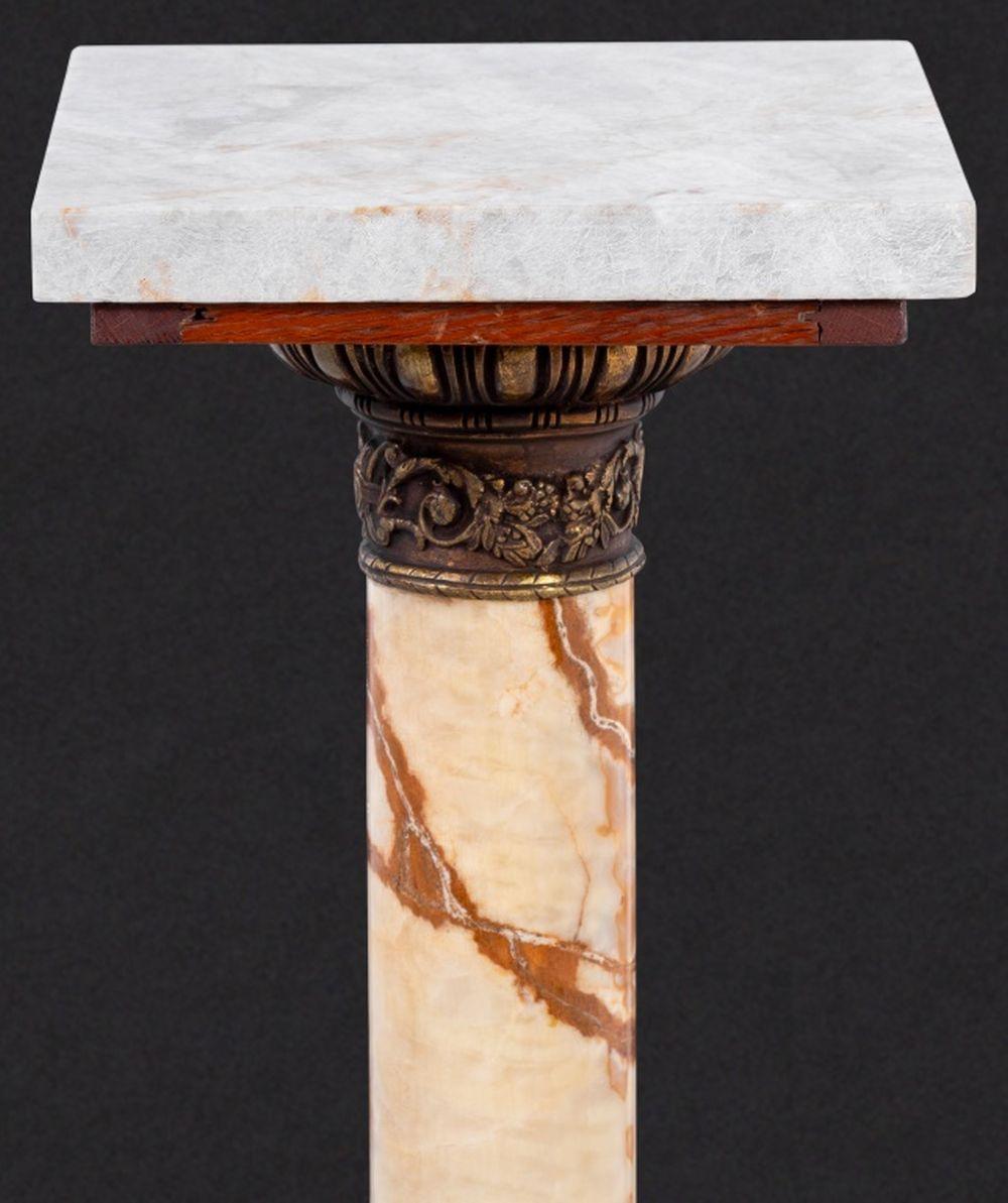 Französischer vergoldeter Onyx-Sockel aus Metall, 20. Jahrhundert, mit einer späteren quadratischen Platte aus weißem Marmor auf einem drehbaren Ständer aus Eichenparkett. 42,75