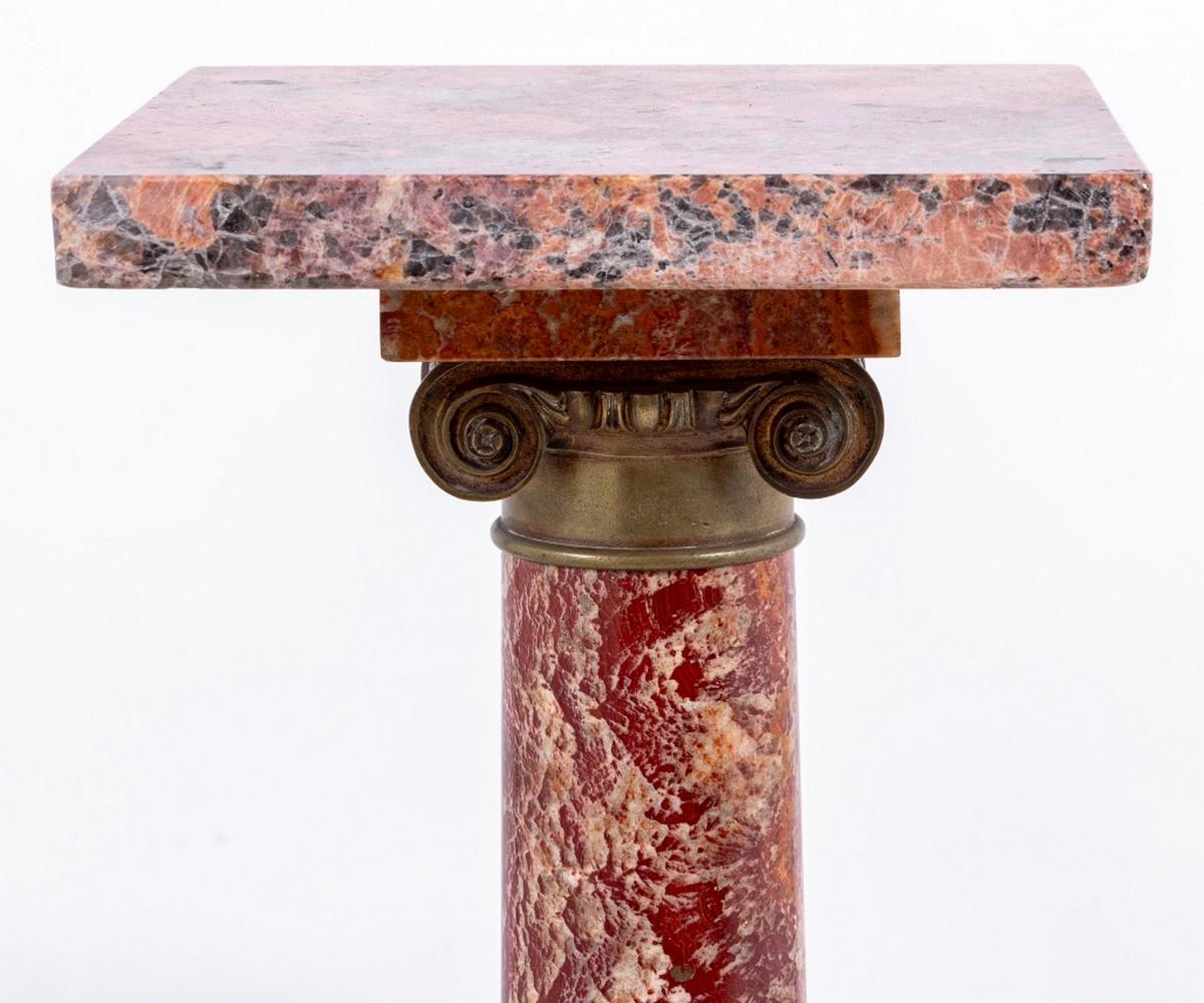 Pedestal francés de jaspe siciliano montado en metal dorado, de principios del siglo XX, con una tapa cuadrada de granito asociada, sobre una columna iónica, en un plinto cuadrado.  El pedestal es un bello ejemplo de diseño neoclásico, que se