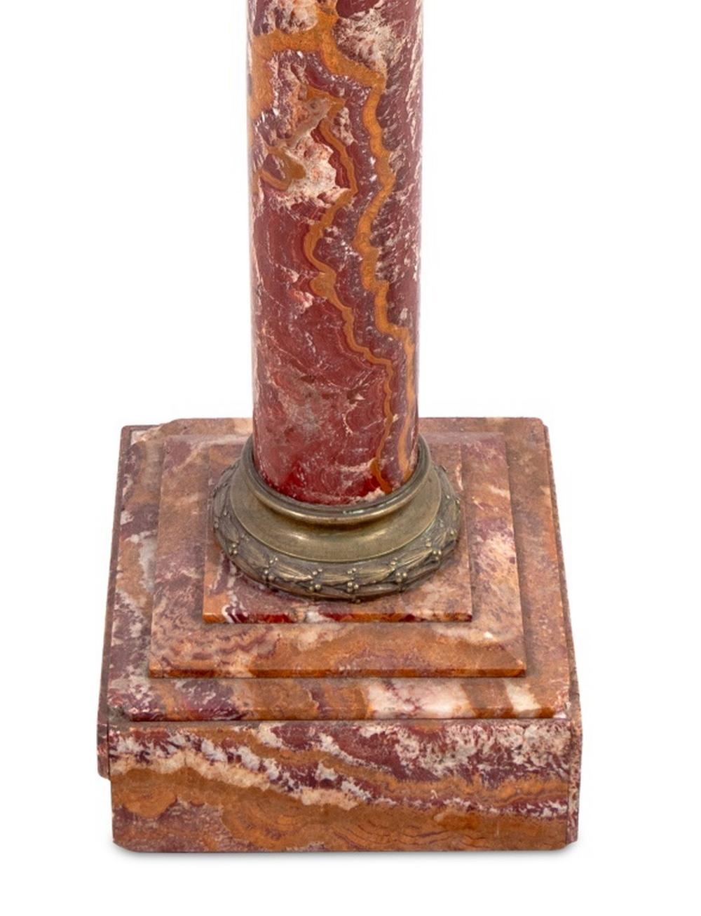 Pedestal de jaspe siciliano montado en metal dorado francés Europeo en venta