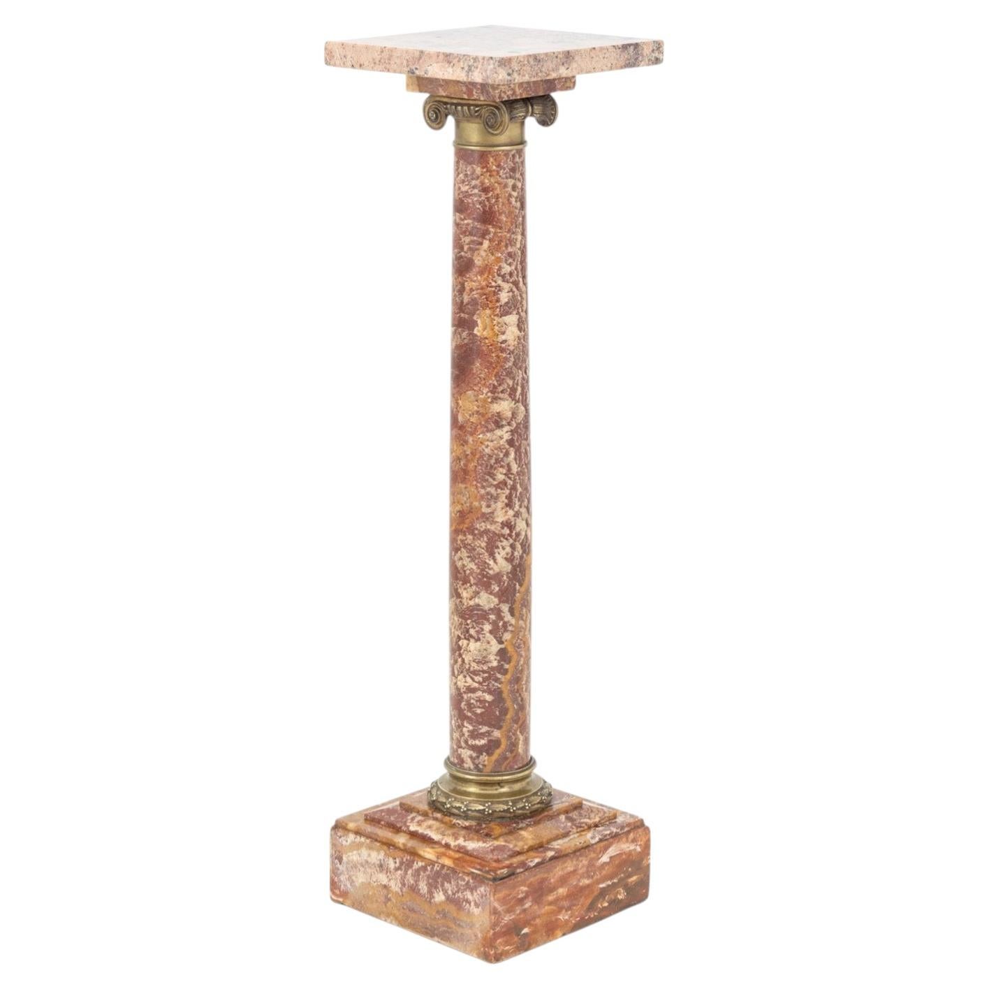 Pedestal de jaspe siciliano montado en metal dorado francés en venta