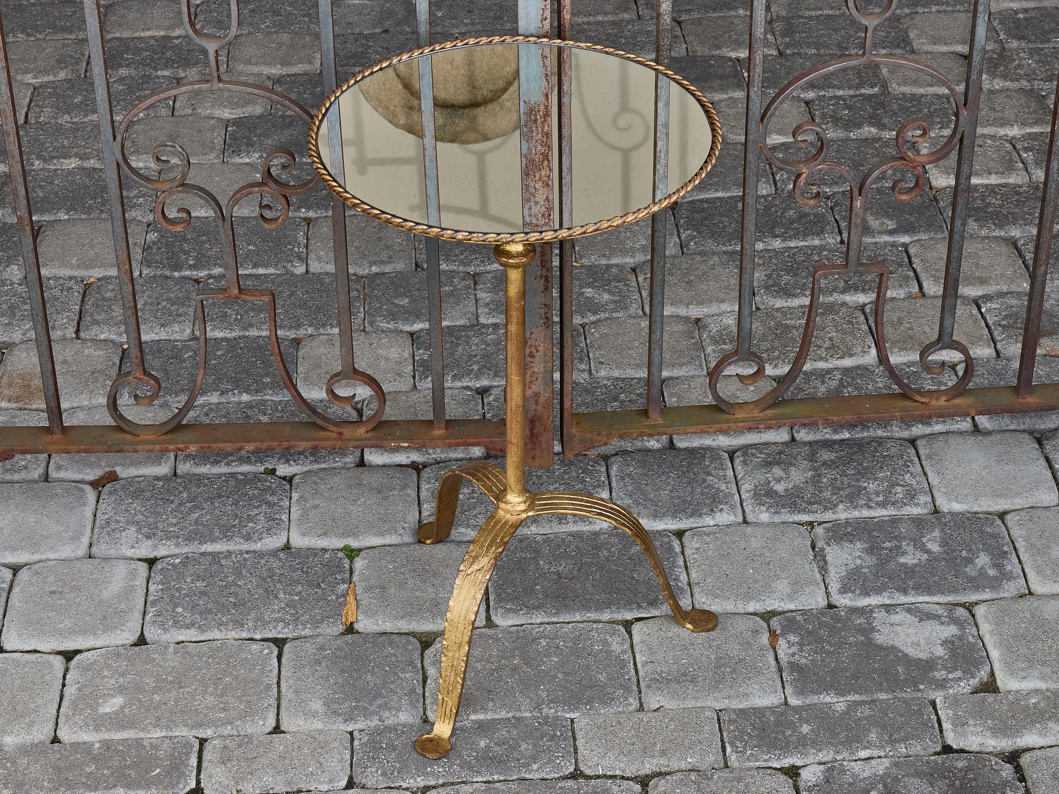 Français Table d'appoint en métal doré avec base tripode et plateau en miroir, vers 1920 en vente
