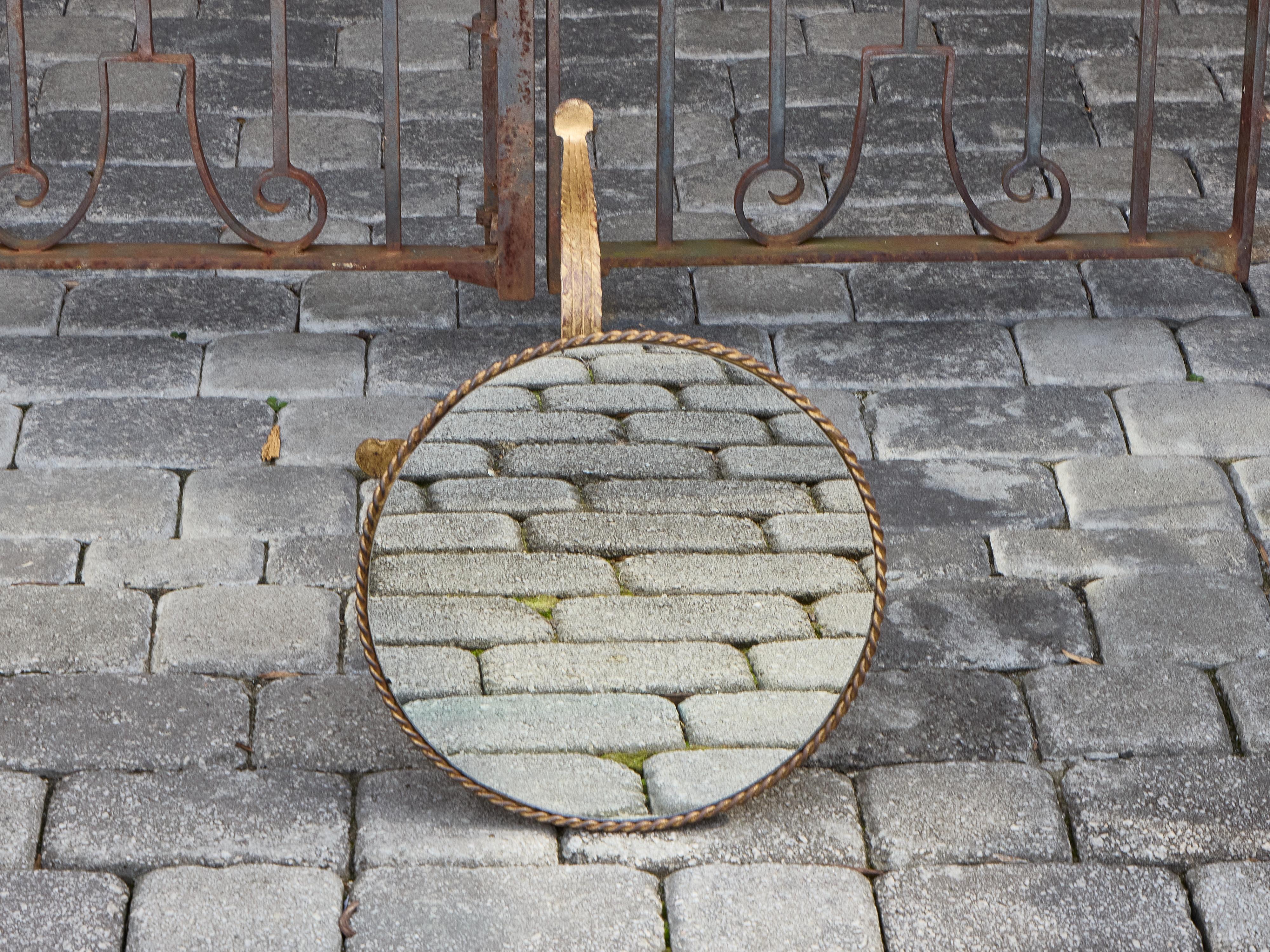 Doré Table d'appoint en métal doré avec base tripode et plateau en miroir, vers 1920 en vente