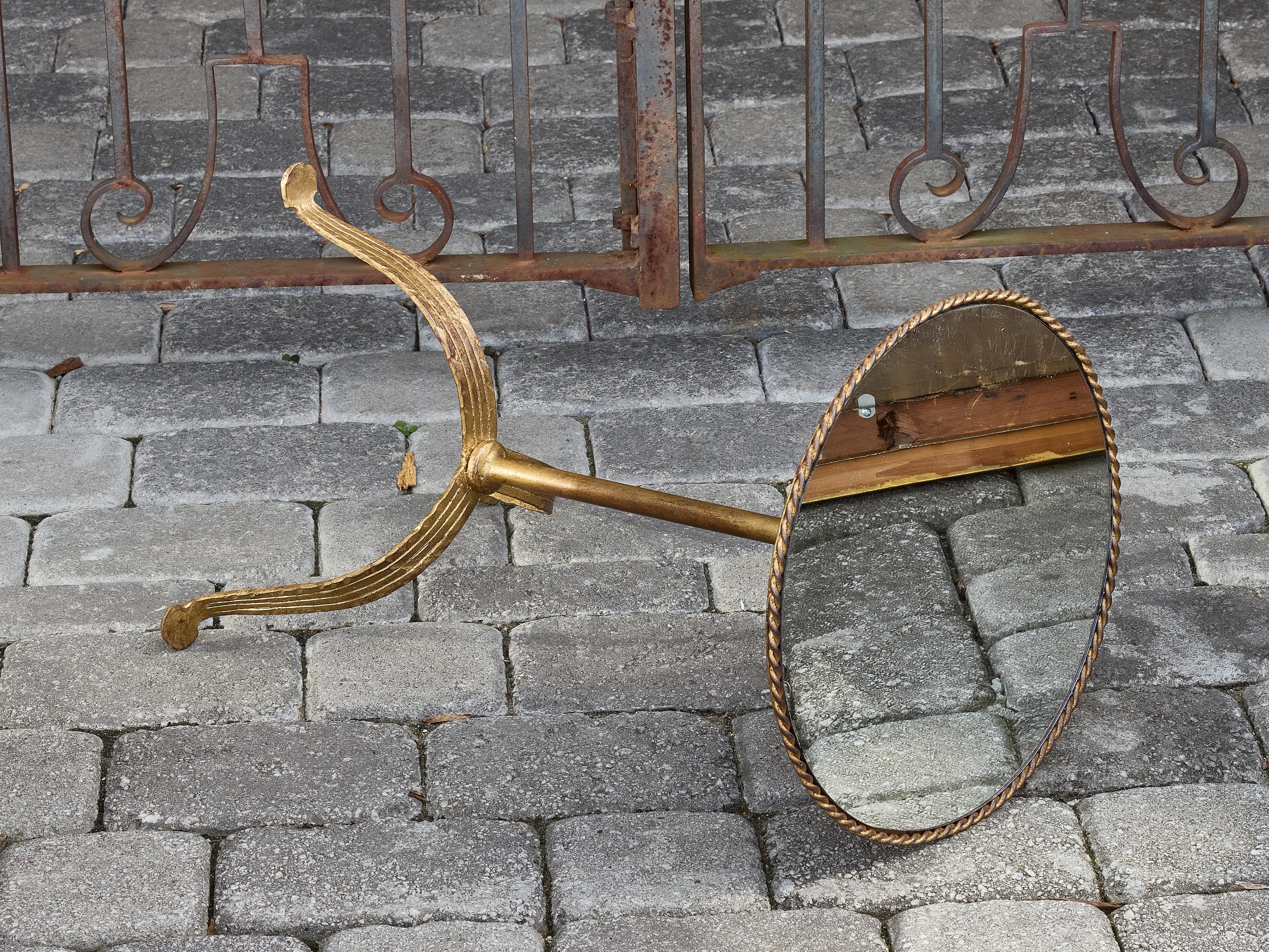 Table d'appoint en métal doré avec base tripode et plateau en miroir, vers 1920 Bon état - En vente à Atlanta, GA