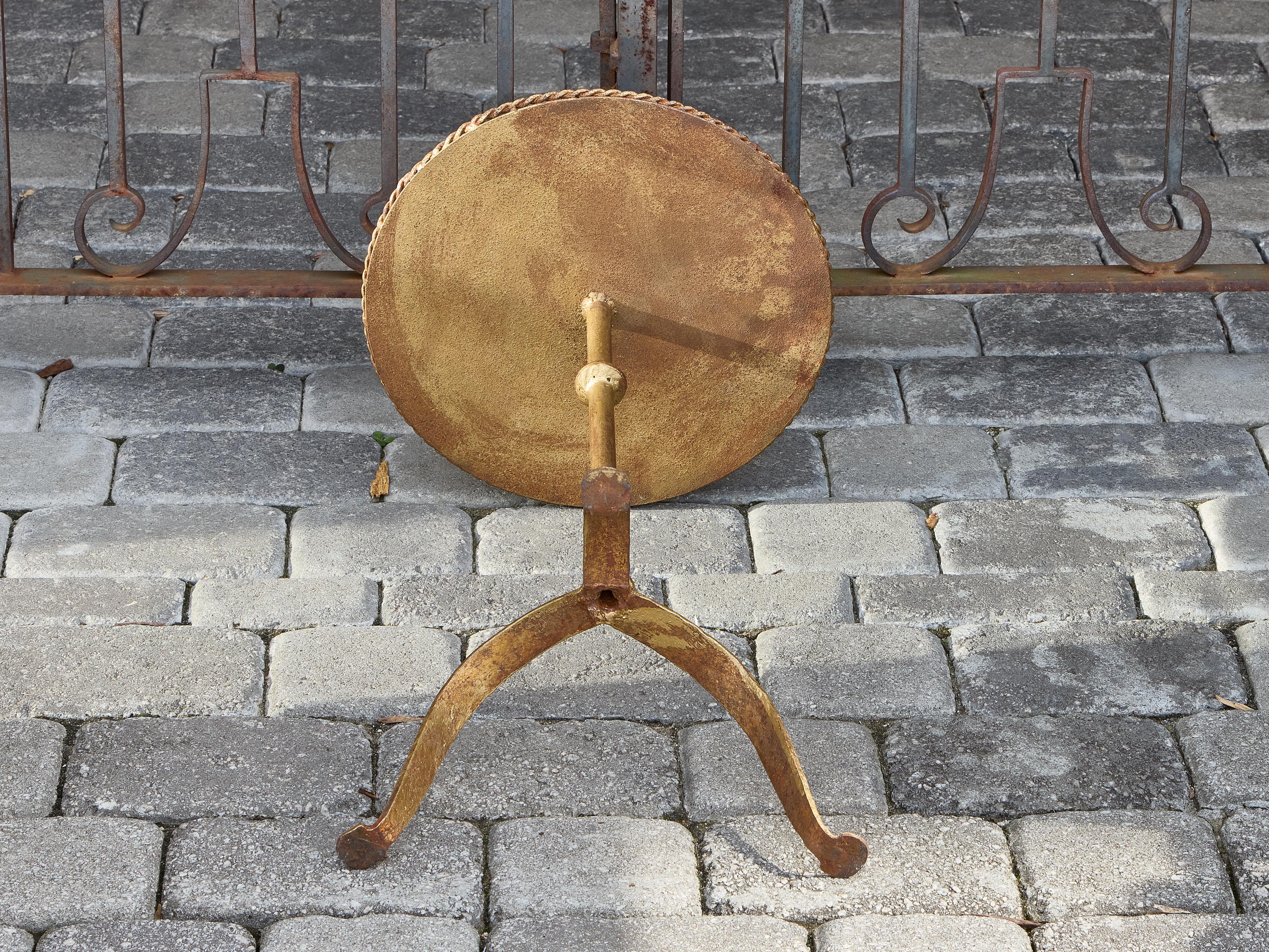 Métal Table d'appoint en métal doré avec base tripode et plateau en miroir, vers 1920 en vente