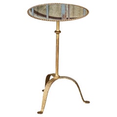 Französischer vergoldeter Metallbeistelltisch mit Dreibeinfuß und Spiegelplatte, um 1920