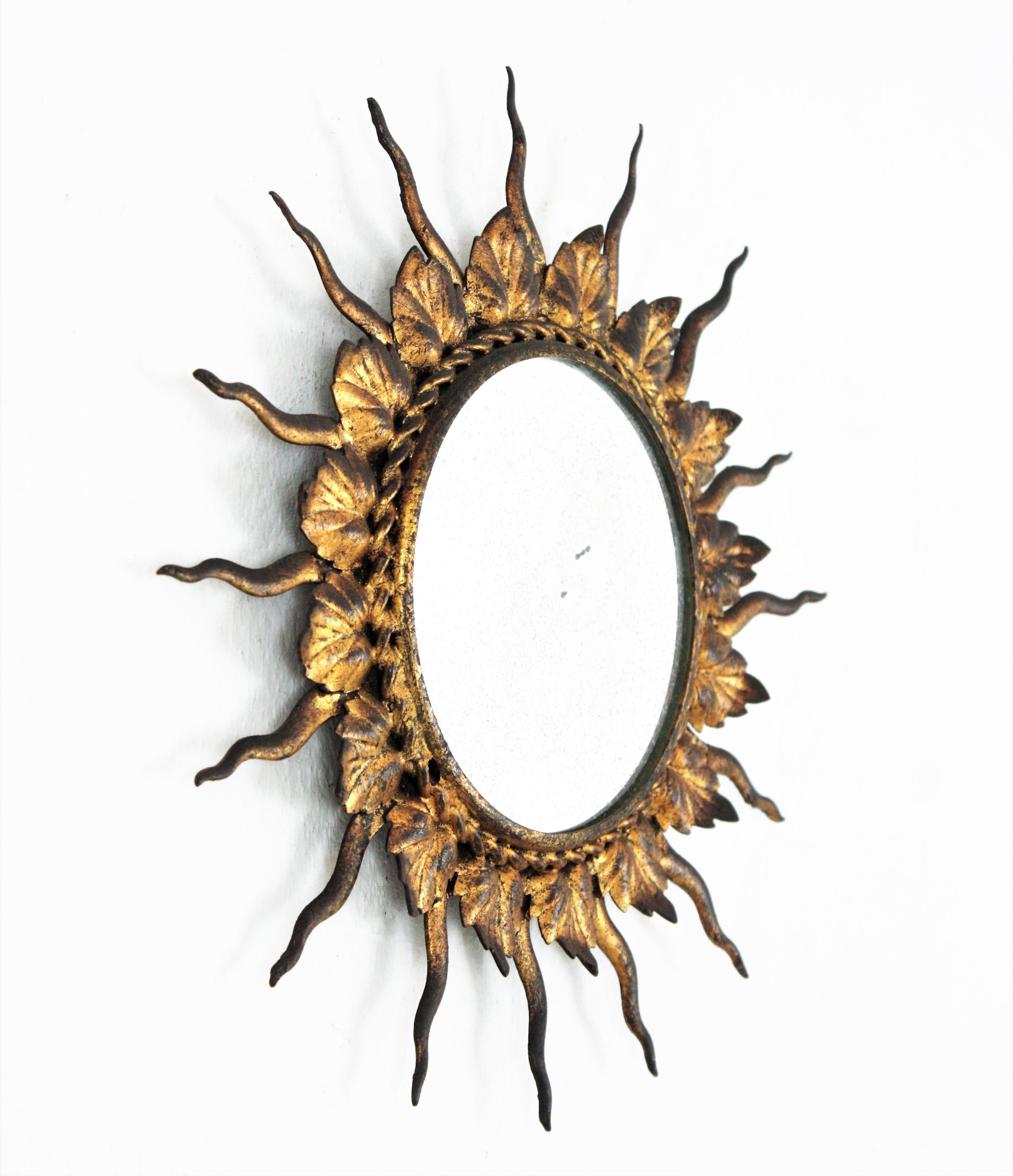 Mid-Century Modern Miroir français Sunburst en fer doré, petite taille en vente