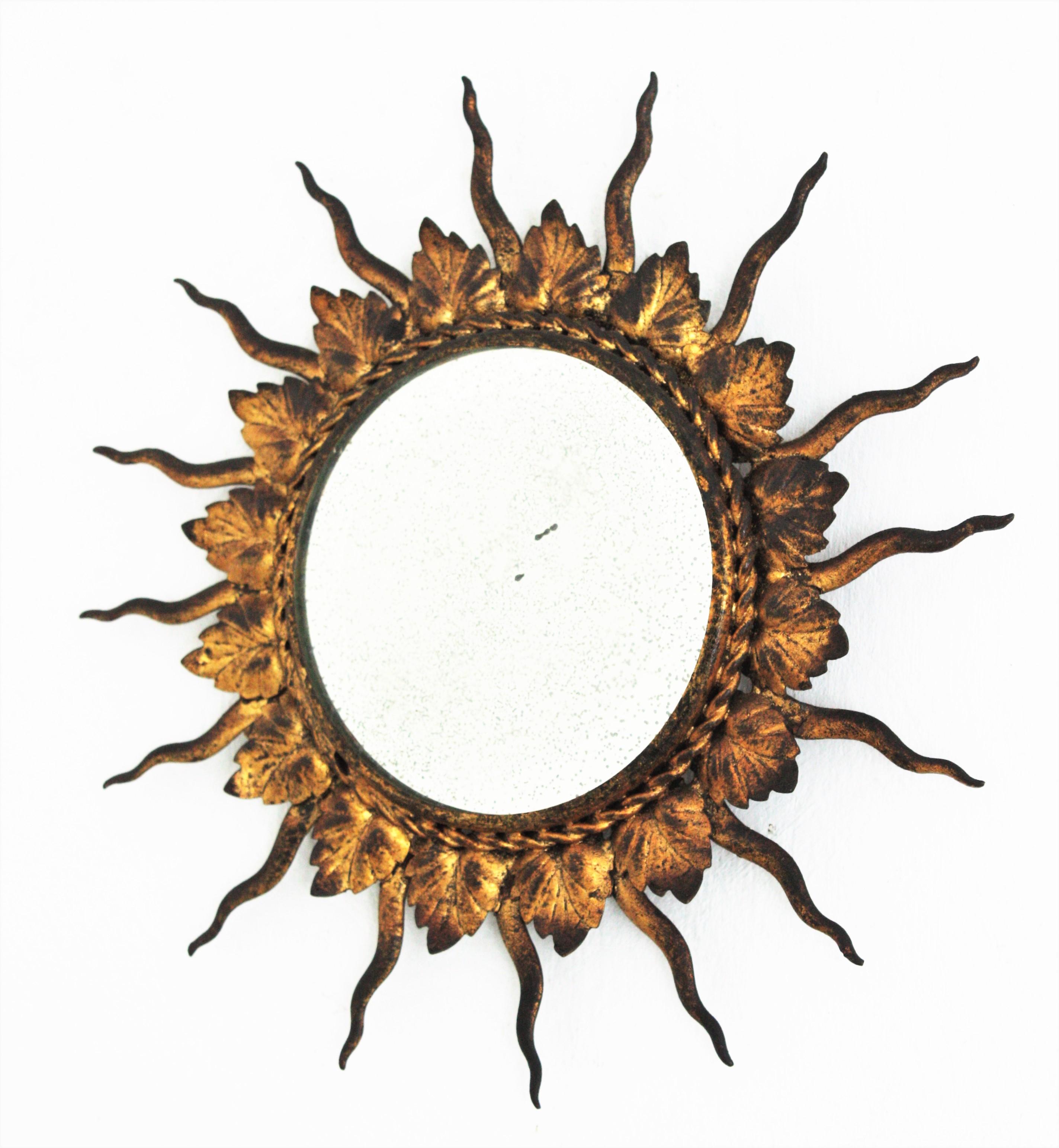 Espagnol Miroir français Sunburst en fer doré, petite taille en vente