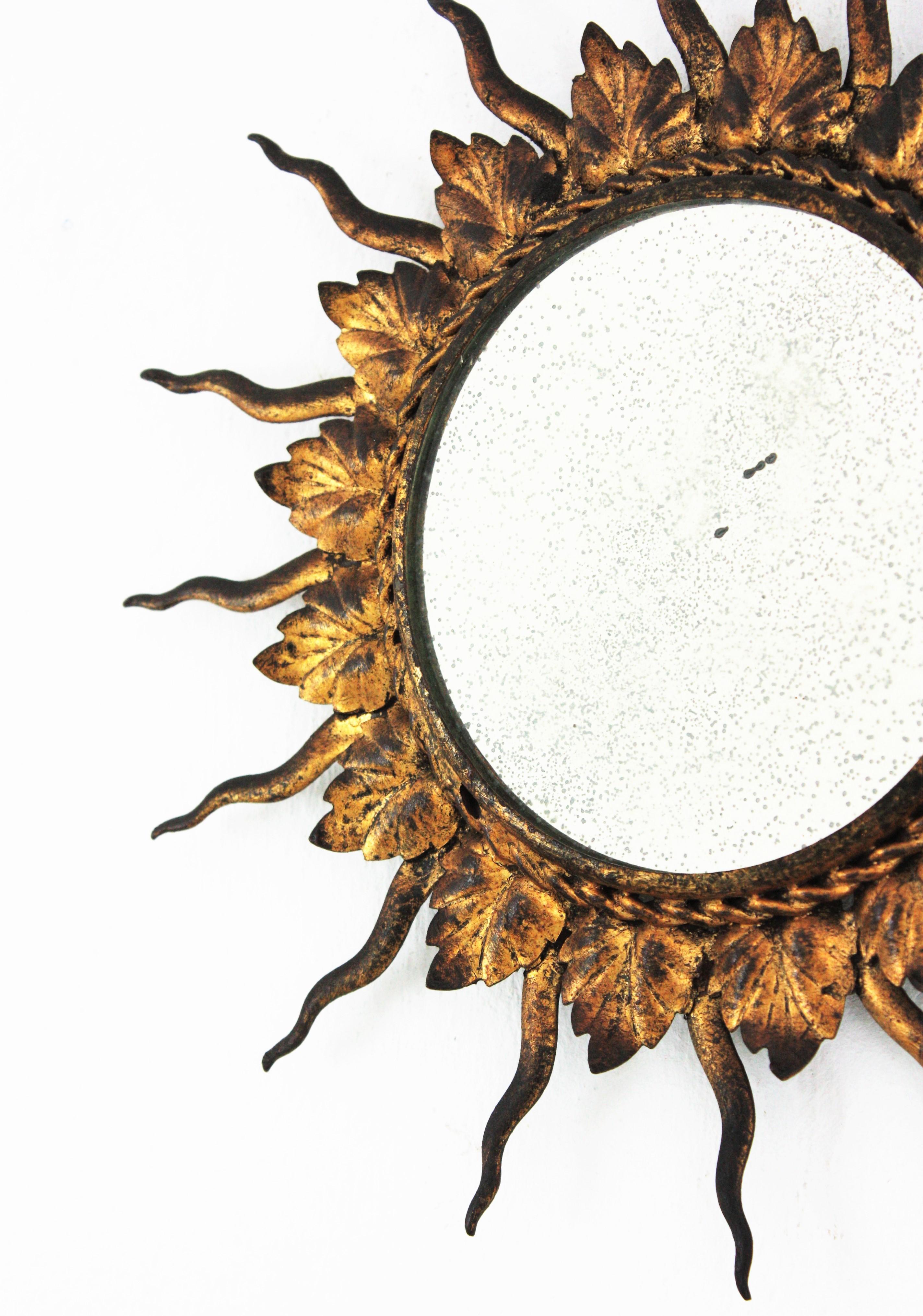 Miroir français Sunburst en fer doré, petite taille Bon état - En vente à Barcelona, ES