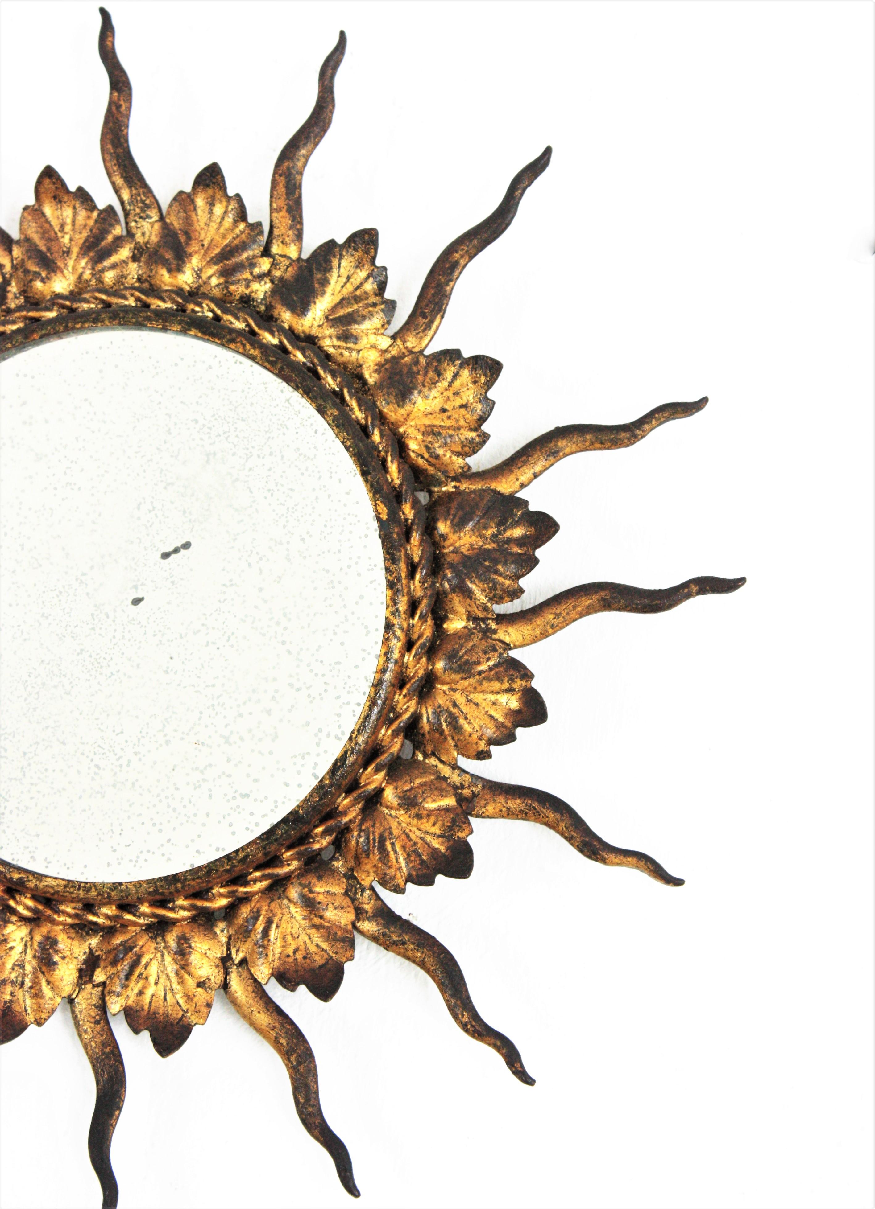 20ième siècle Miroir français Sunburst en fer doré, petite taille en vente
