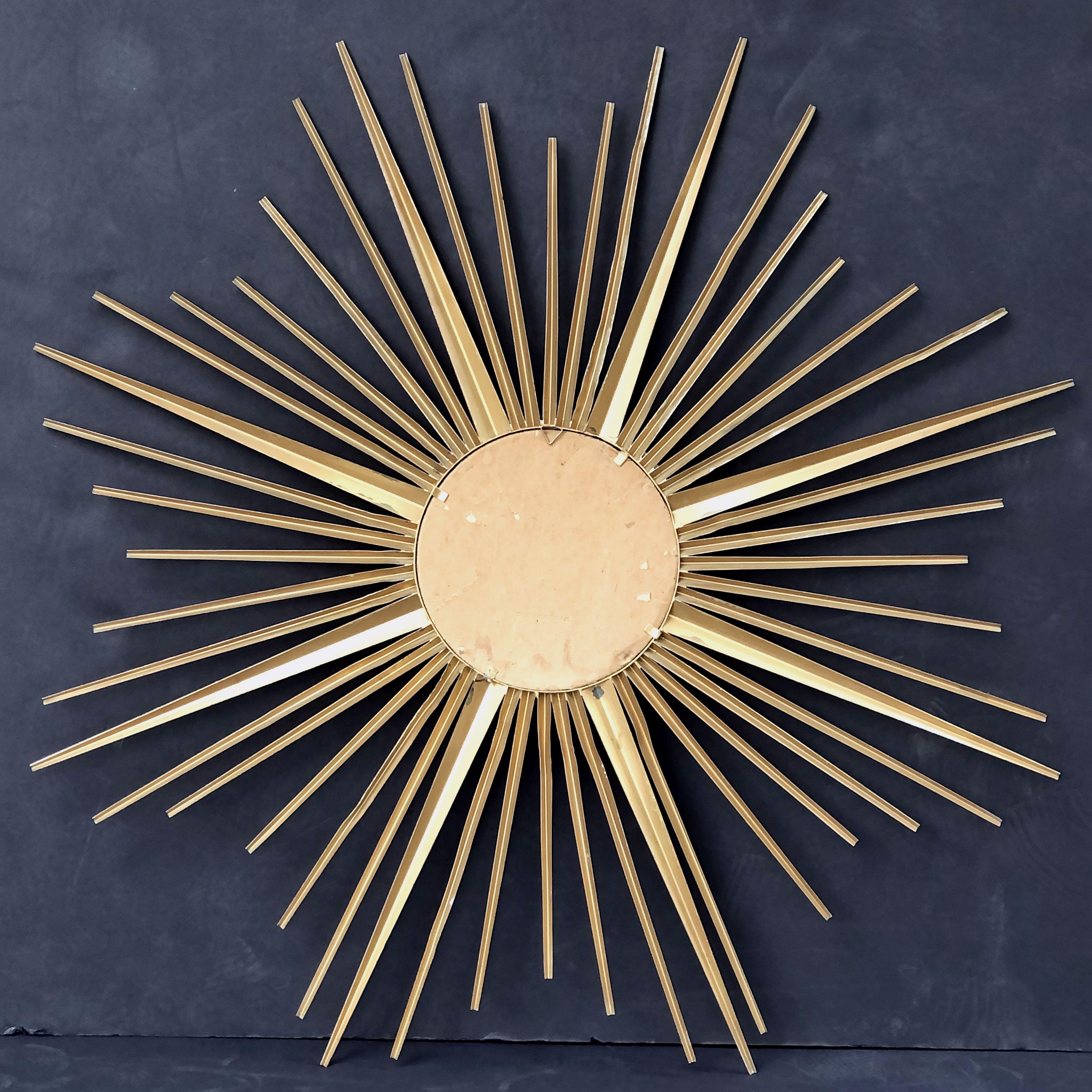 Französischer vergoldeter Metallspiegel mit Sonnen- oder Sternenaufgang von Chaty Vallauris (Ø 33 3/4) im Angebot 6