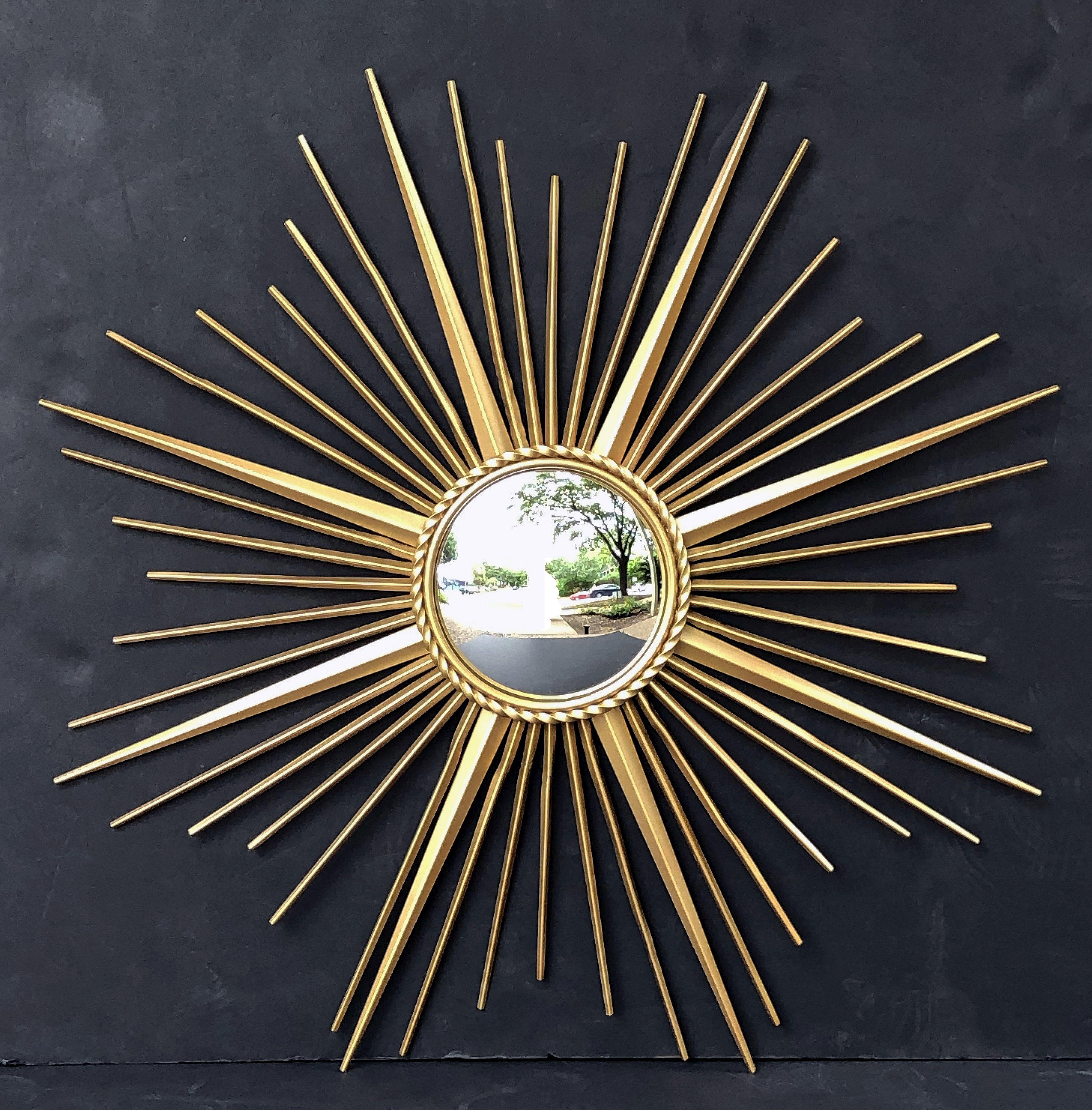 Eine feine Französisch vergoldet Metall sunburst (oder Starburst) Spiegel, 33 3/4 Zoll Durchmesser, mit konvexen verspiegelten Glas-Center in geformten Rahmen mit Seil-Motiv trimmen von Chaty Vallauris.

Mit eingeprägter Herstellermarke auf der