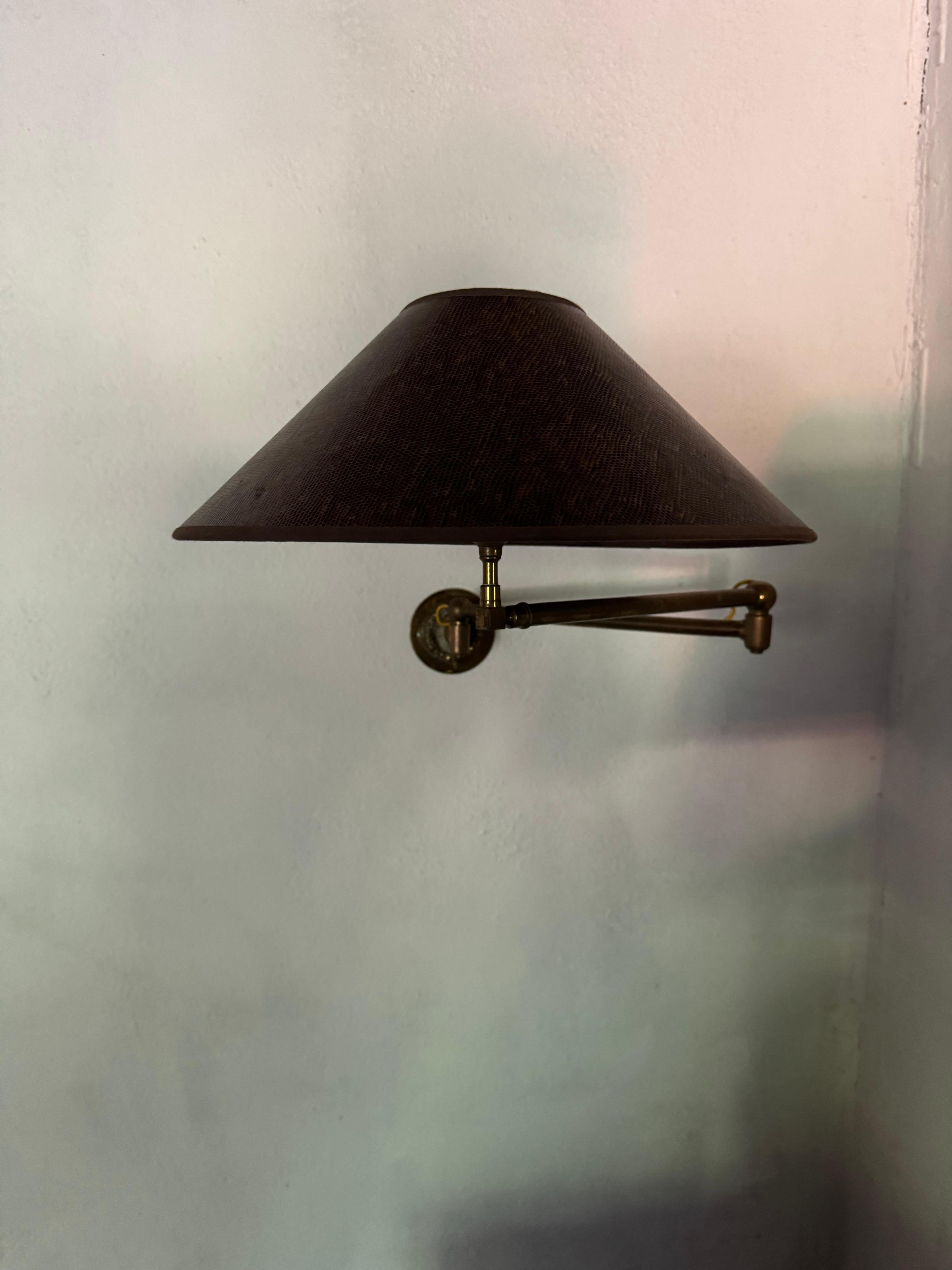 20ième siècle Applique à bras articulé en métal doré en vente