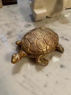 Französische Reise- oder Nachttischuhr aus vergoldeter Bronze in Form einer Schildkröte