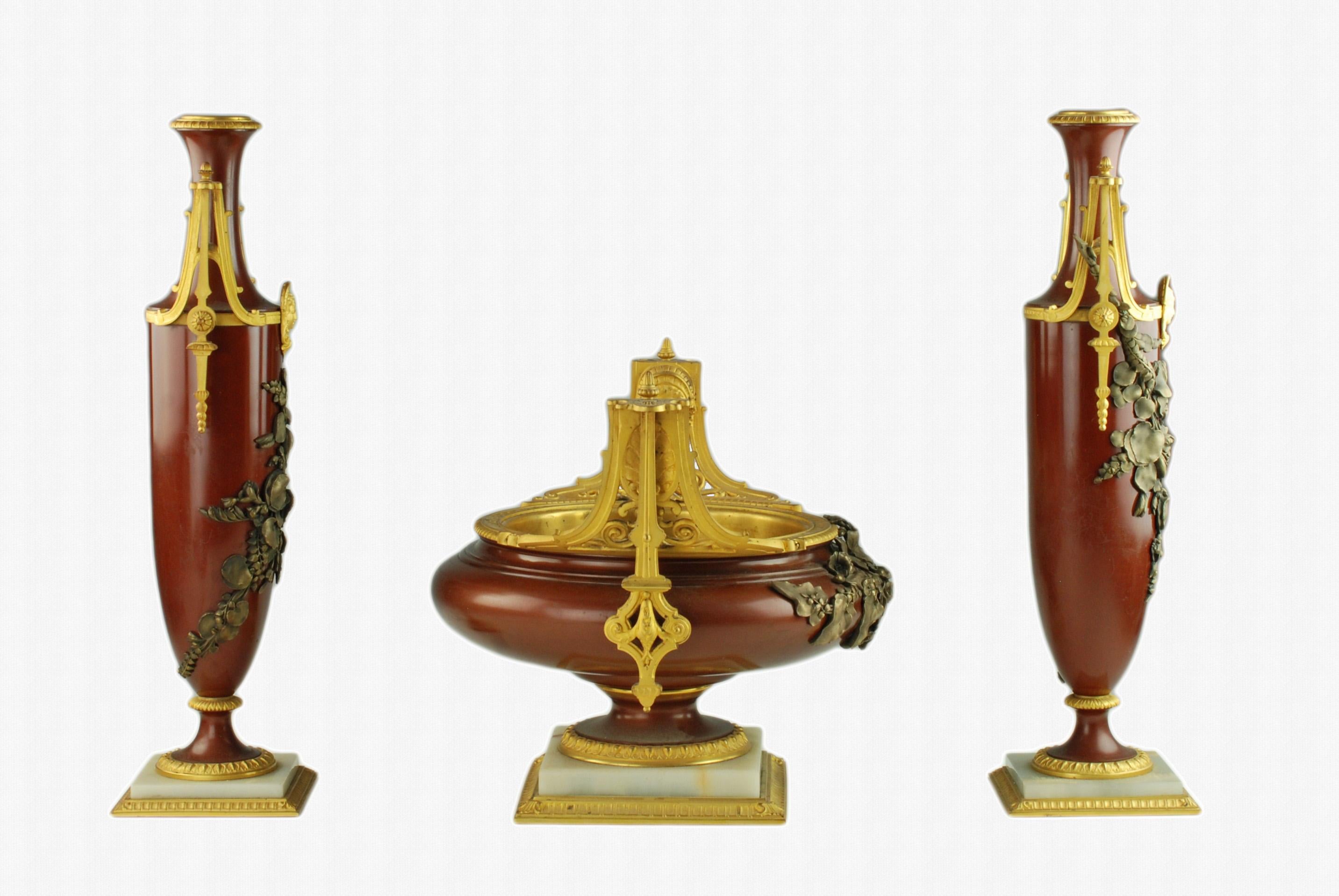 Garniture française en bronze doré et patiné avec décoration florale appliquée de feuillages et de fleurs en vente 2