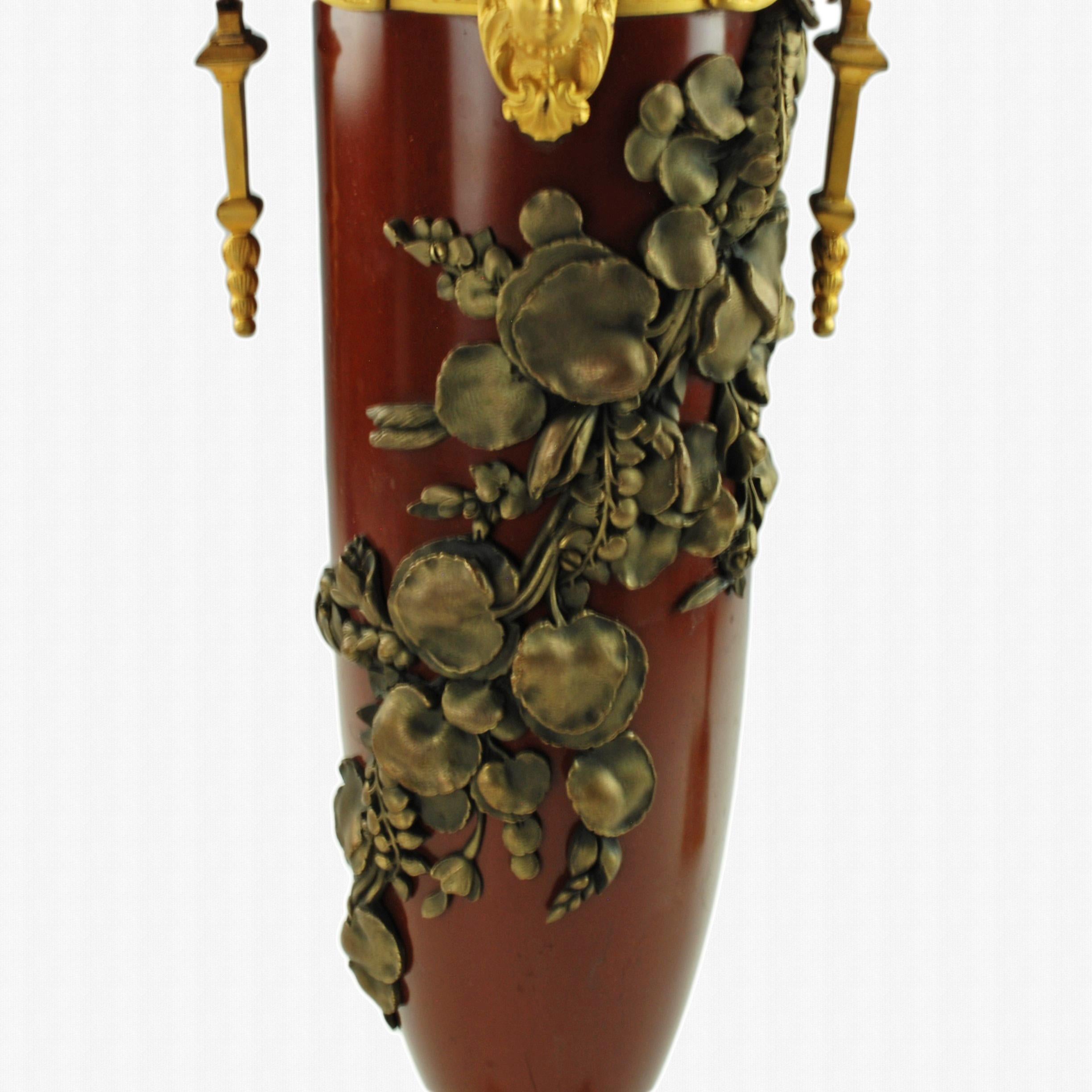 XIXe siècle Garniture française en bronze doré et patiné avec décoration florale appliquée de feuillages et de fleurs en vente