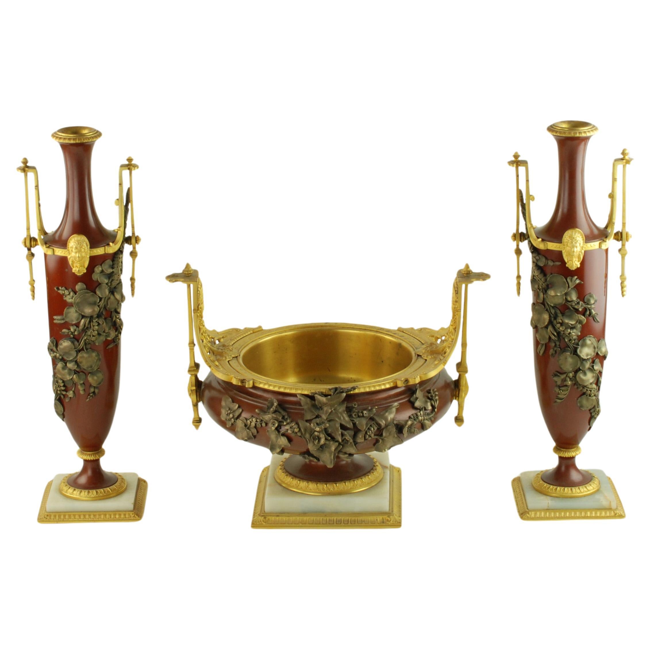 Garniture française en bronze doré et patiné avec décoration florale appliquée de feuillages et de fleurs en vente