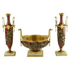 Garniture française en bronze doré et patiné avec décoration florale appliquée de feuillages et de fleurs