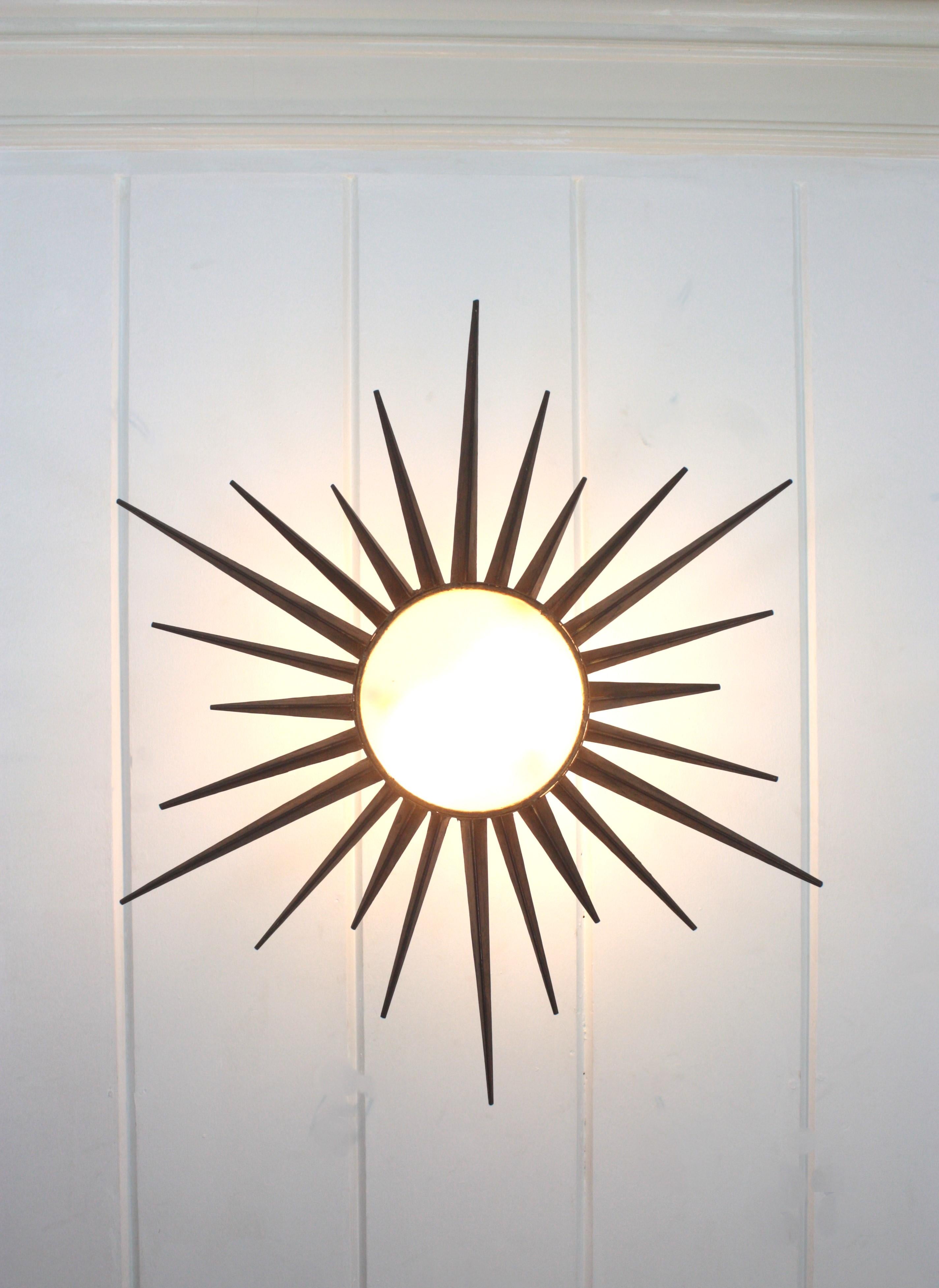 French Gilt Starburst Sunburst Light Fixture in Wrought Iron, Poillerat Style In Good Condition For Sale In Barcelona, ES