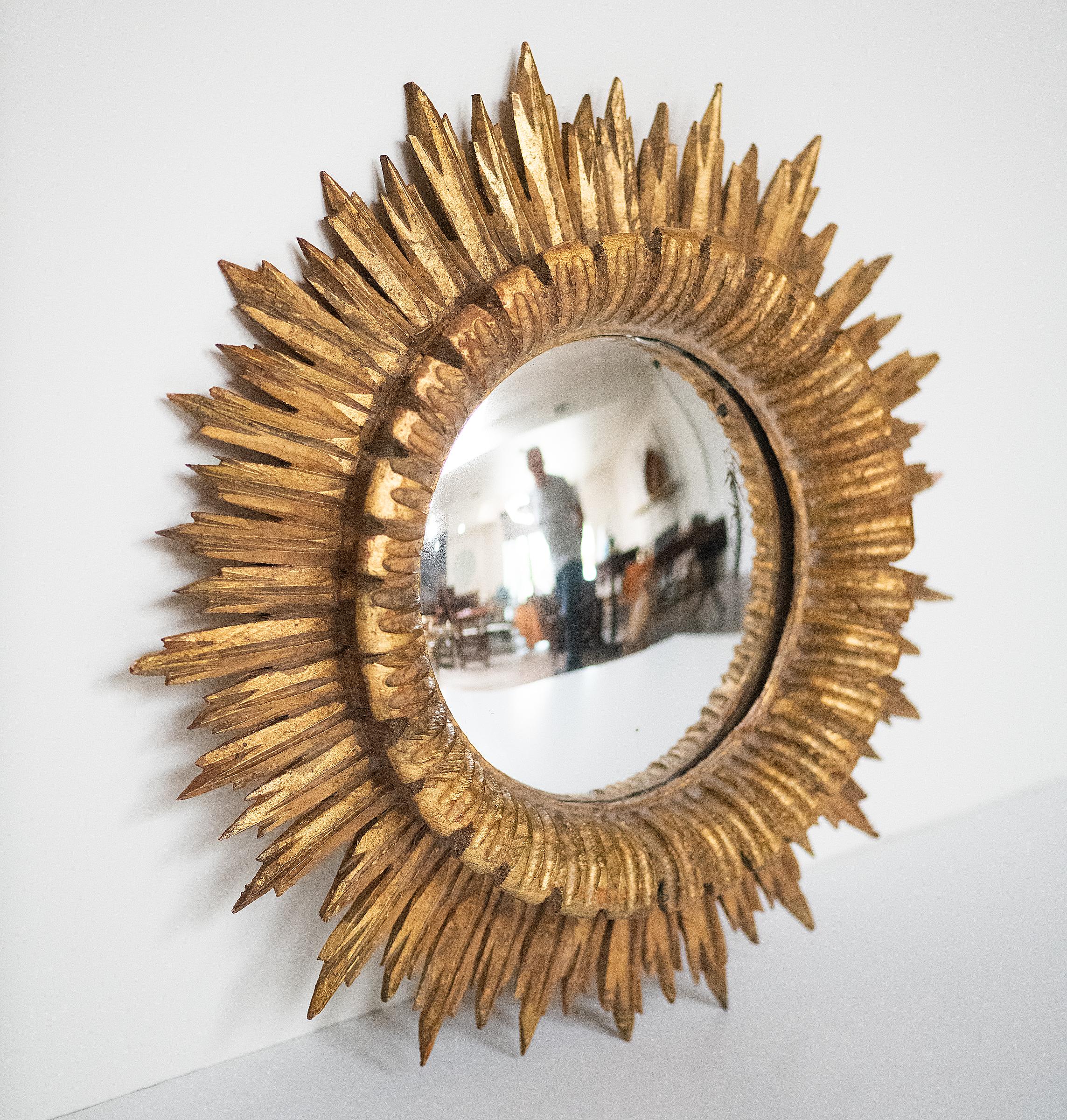French Gilt Sunburst or Starburst Convex Mirror (Diameter 16 1/2) In Good Condition For Sale In Austin, TX