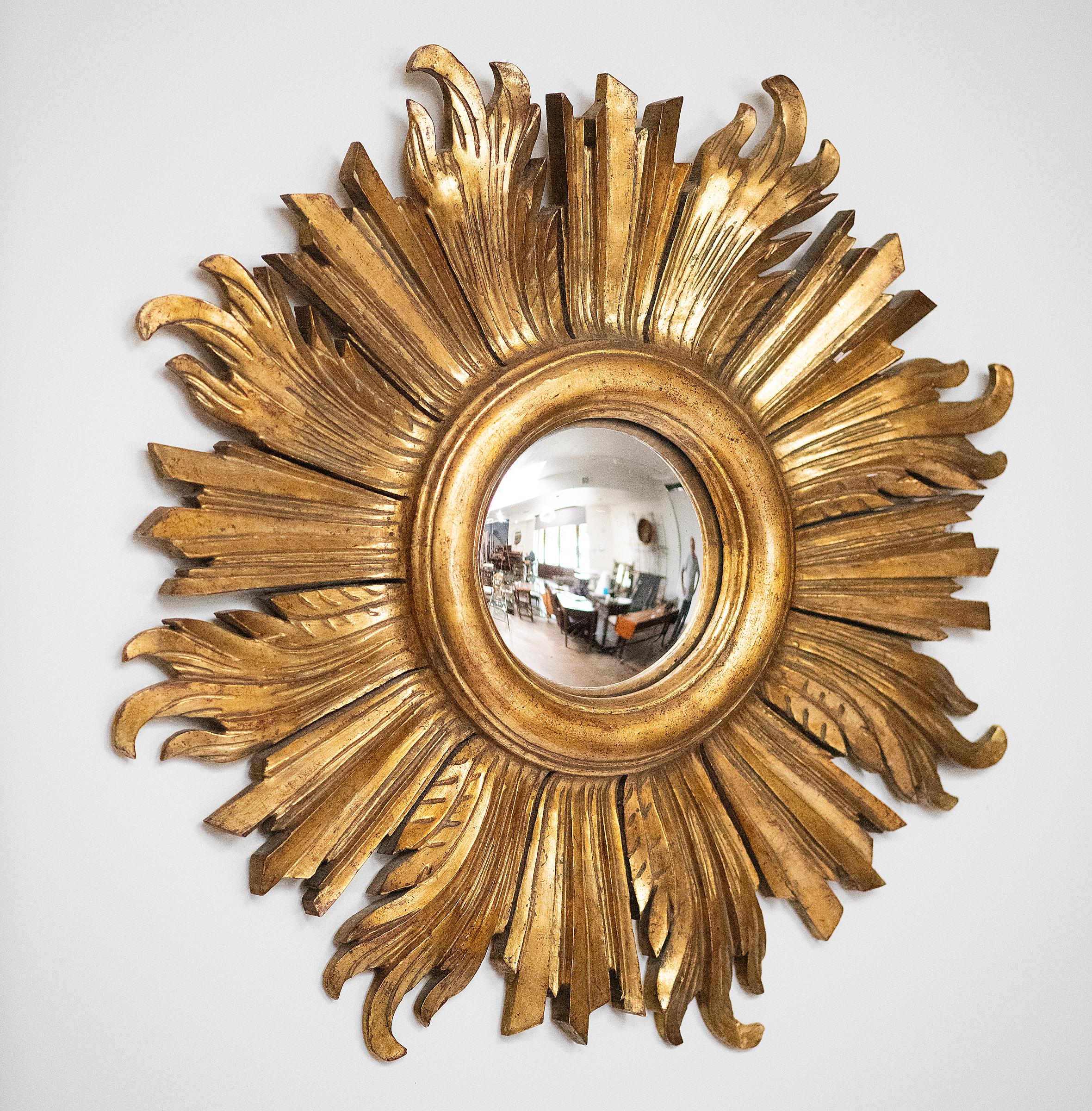 French Gilt Sunburst or Starburst Convex Mirror (Diameter 22 3/4) In Good Condition For Sale In Austin, TX