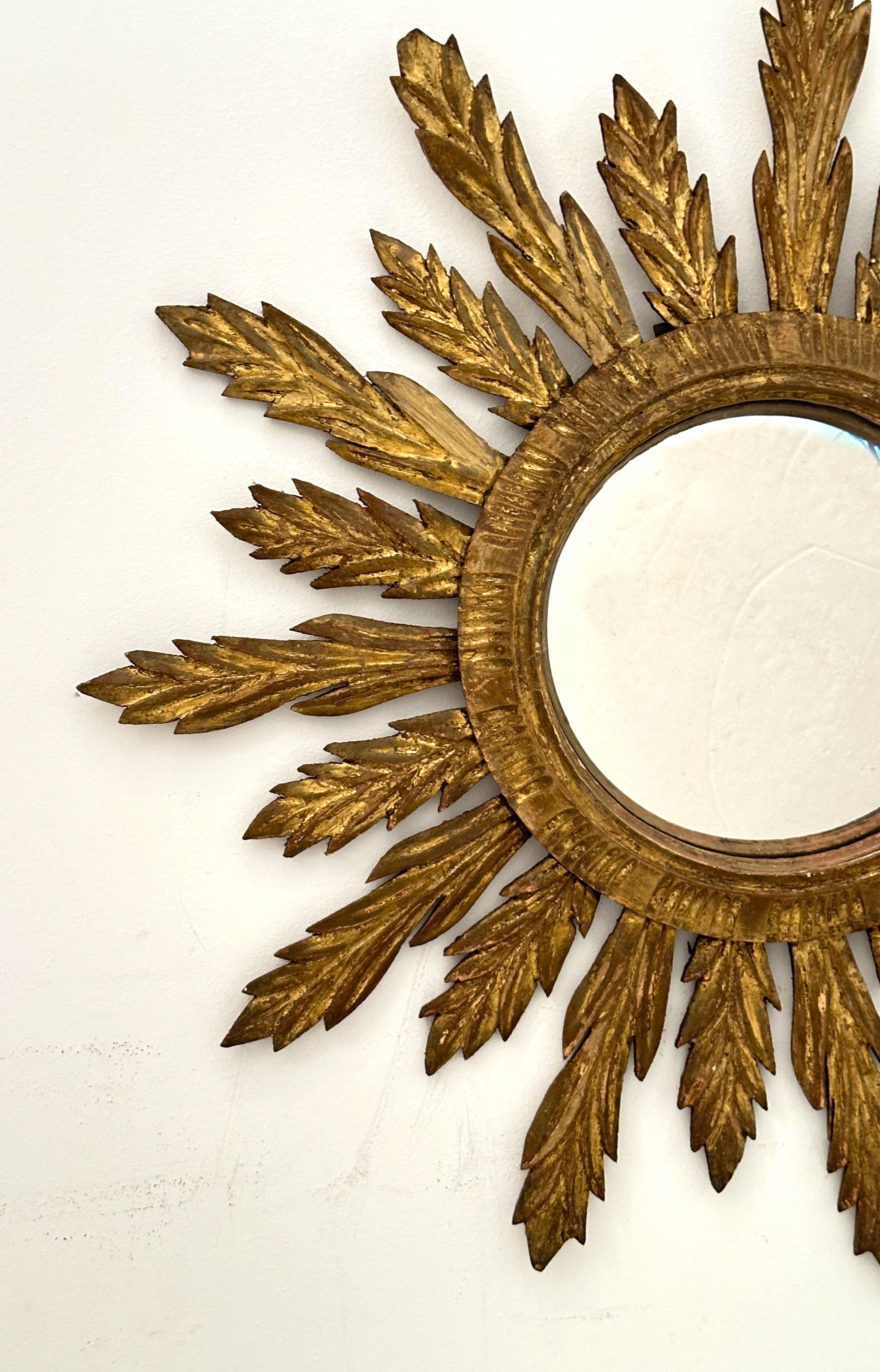 French Gilt Sunburst or Starburst Convex Mirror (Diameter 28 1/8) In Good Condition For Sale In Austin, TX
