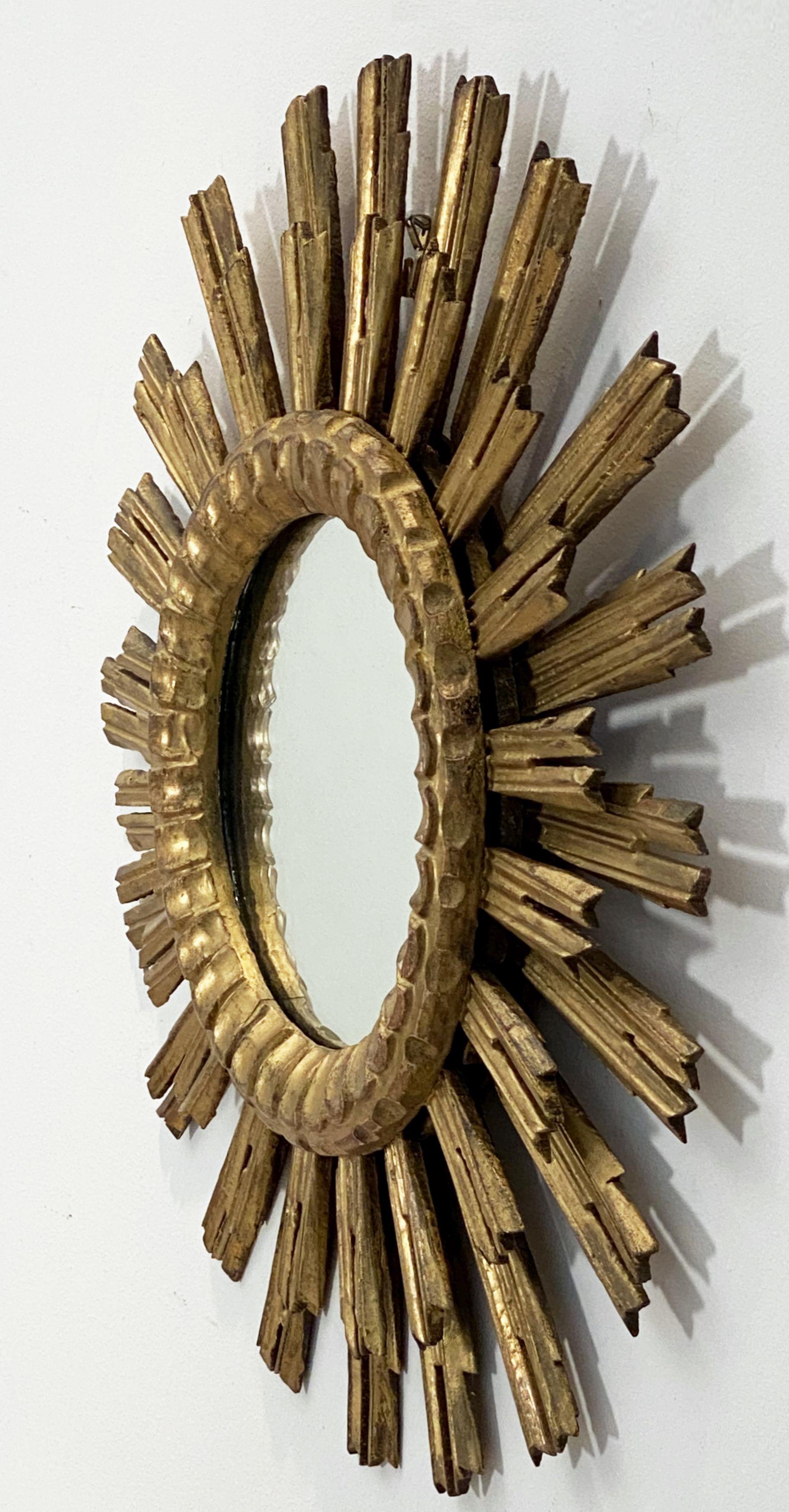 French Gilt Sunburst or Starburst Mirror (Diameter 24 1/2) In Good Condition In Austin, TX