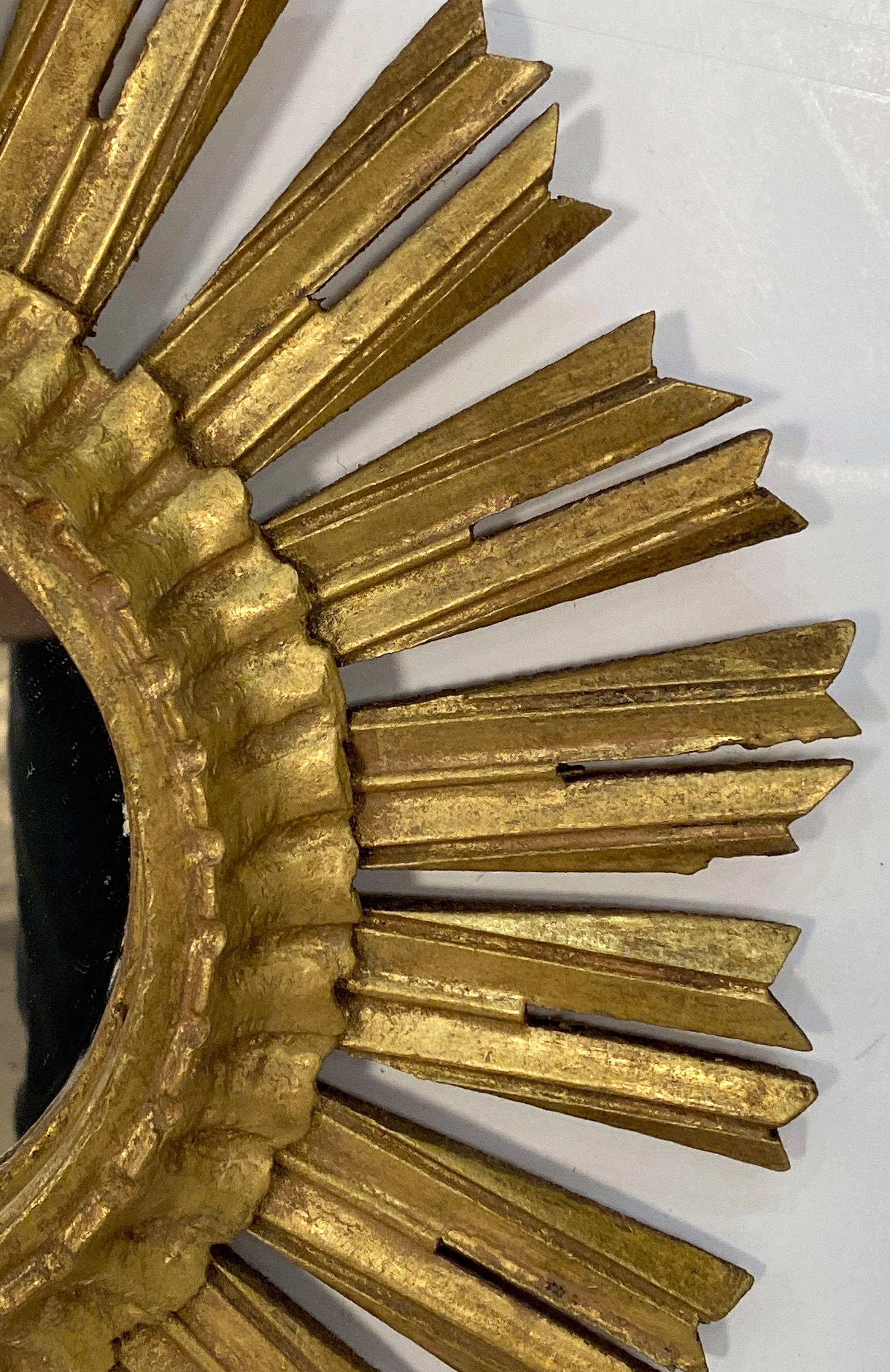 Français Miroir doré en forme de soleil ou d'étoile (diamètre 15 5/8) en vente